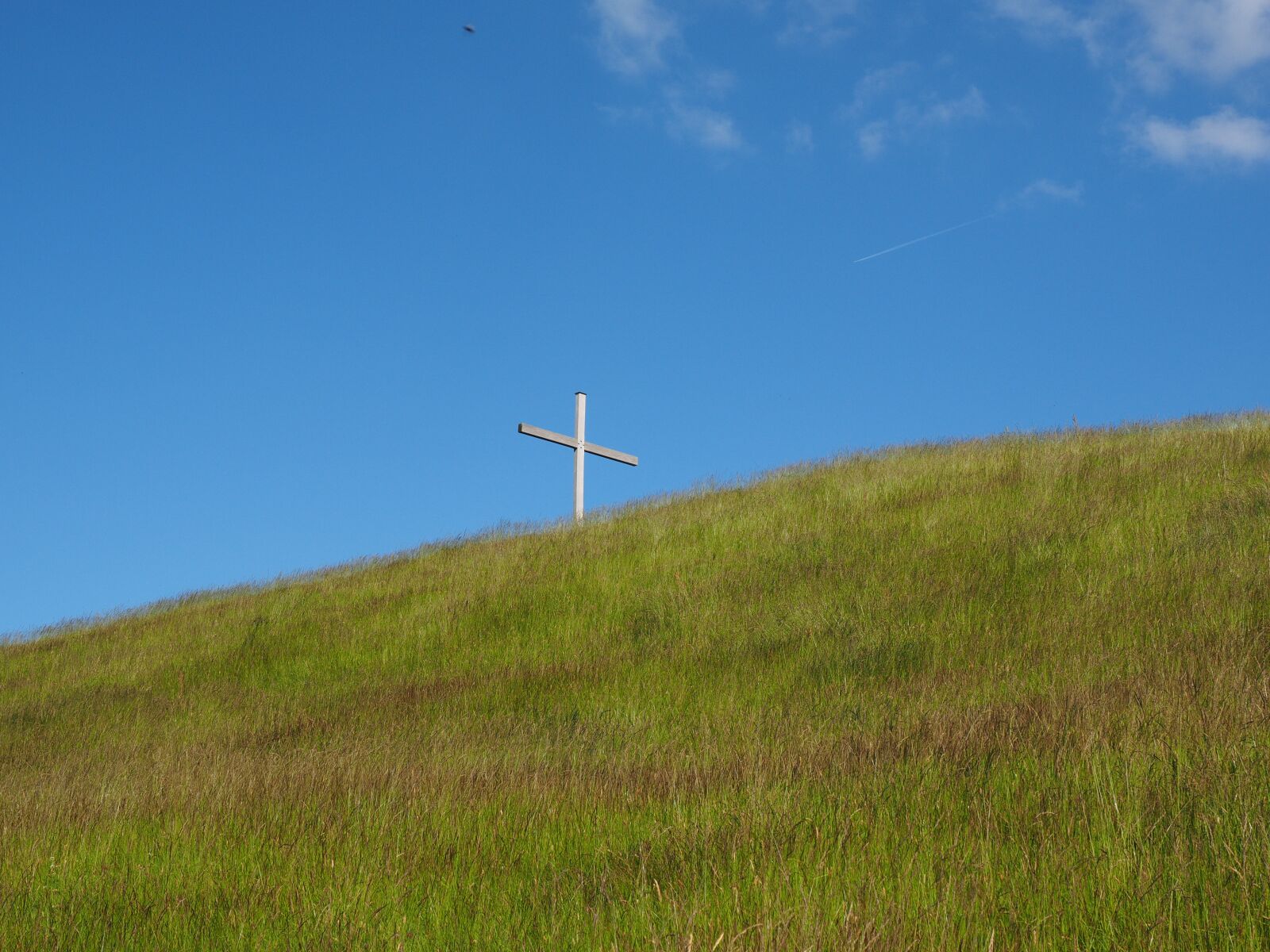 Olympus OM-D E-M1 + Olympus M.Zuiko Digital ED 12-40mm F2.8 Pro sample photo. Mountain, hill, cross photography