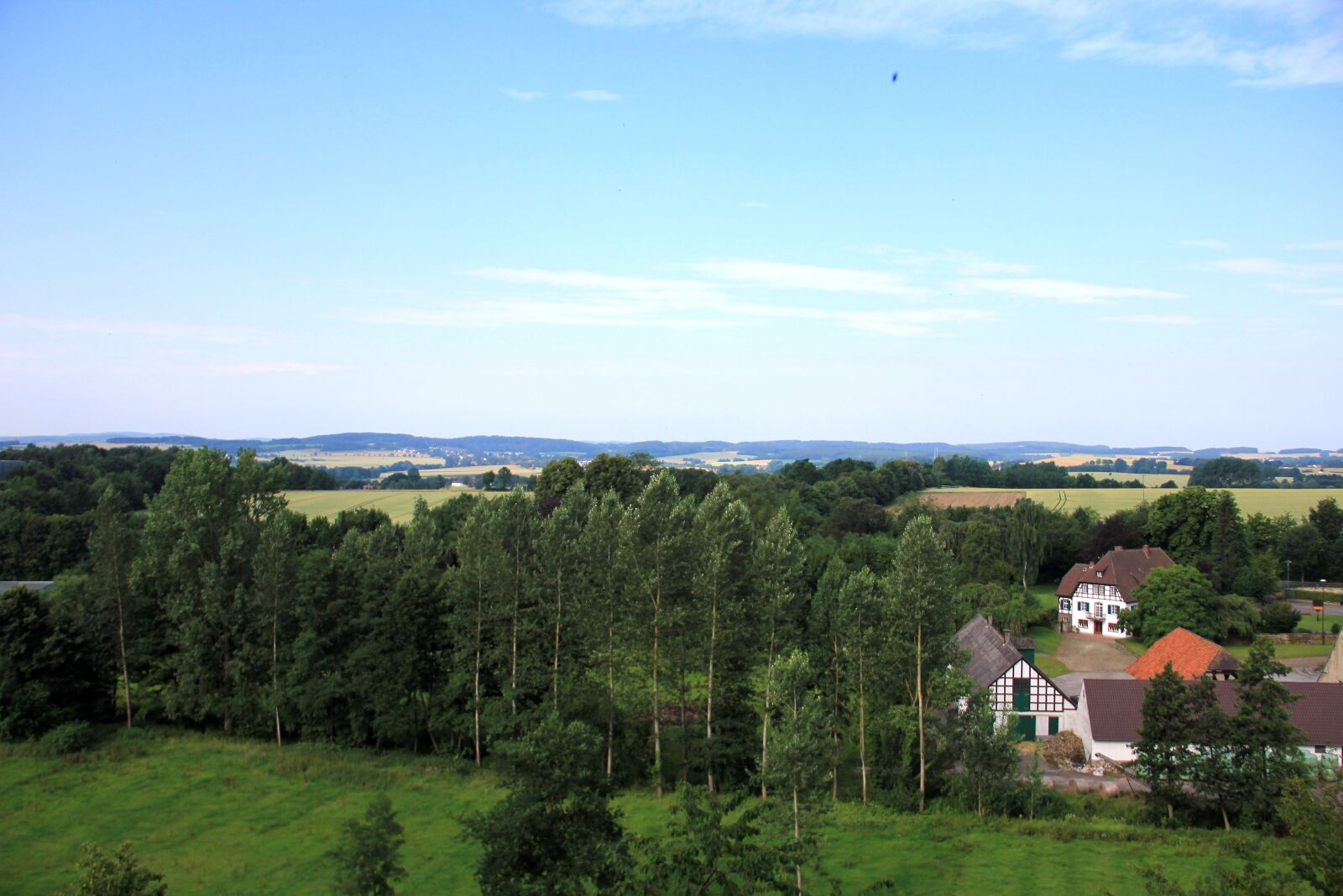 Canon EOS 550D (EOS Rebel T2i / EOS Kiss X4) sample photo. Landscape, wide, houses photography