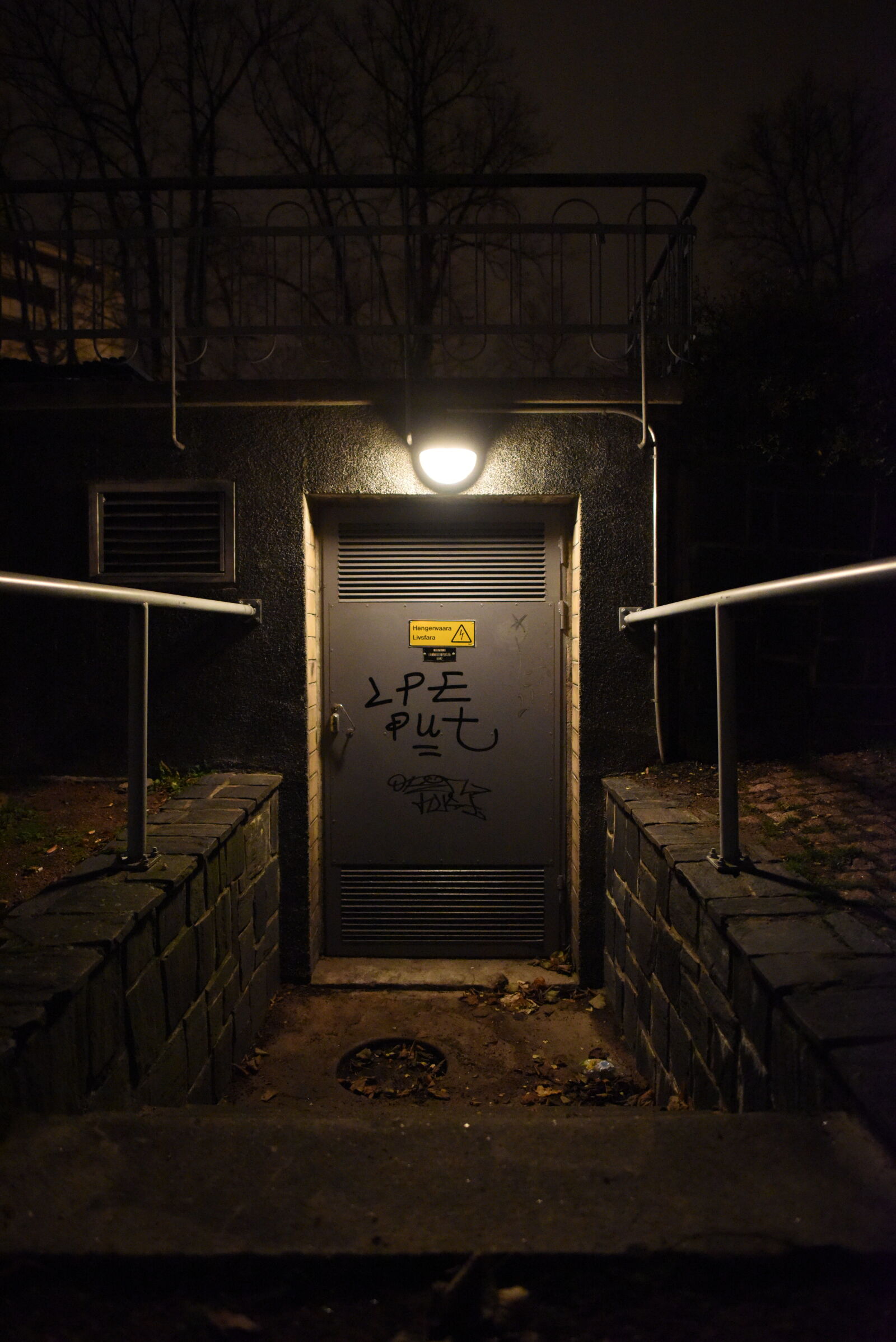 Nikon D810 sample photo. Door at the darkness photography