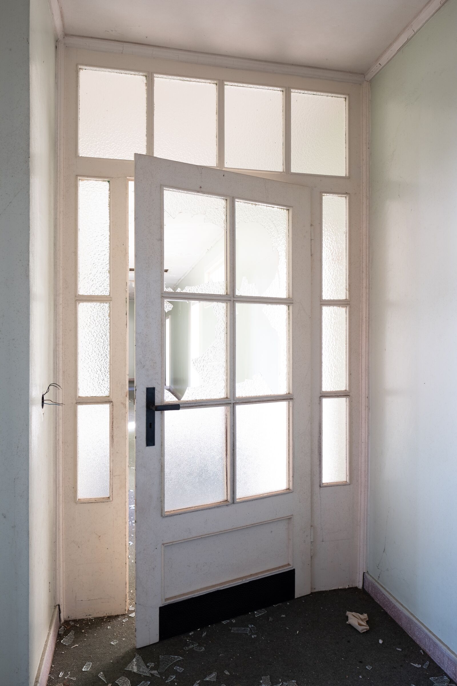 Fujifilm X-T2 + Fujifilm XF 16mm F1.4 R WR sample photo. Door, burglary, destruction photography