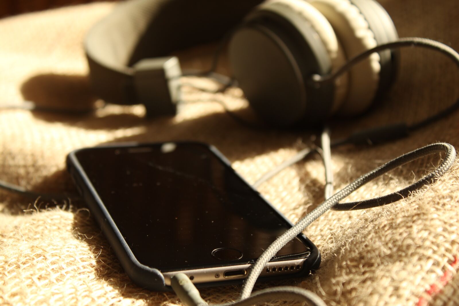 Canon EOS 1300D (EOS Rebel T6 / EOS Kiss X80) sample photo. Iphone, aardappelzak, headphones photography