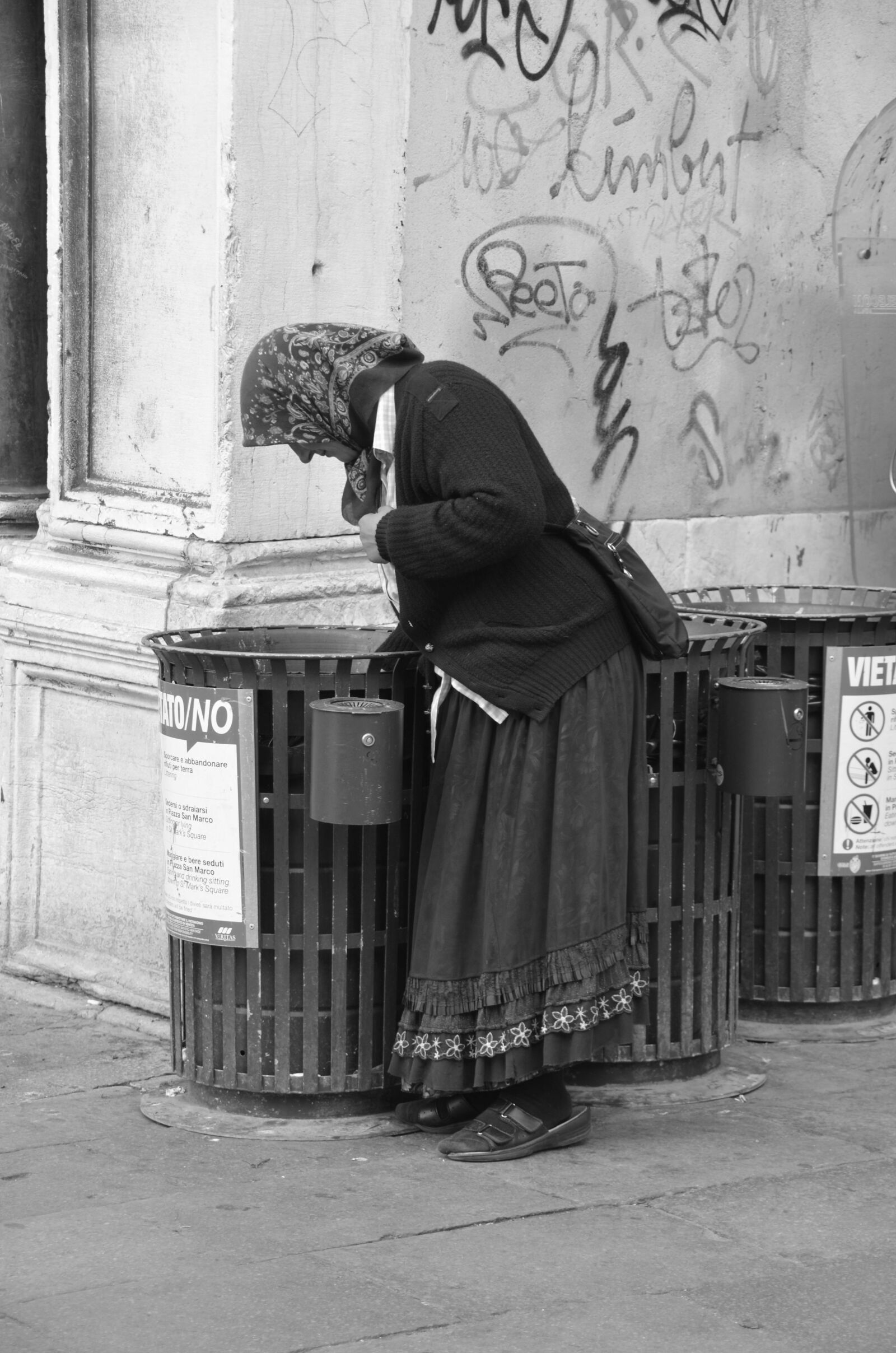 Nikon D7000 sample photo. Poverty, woman, road photography