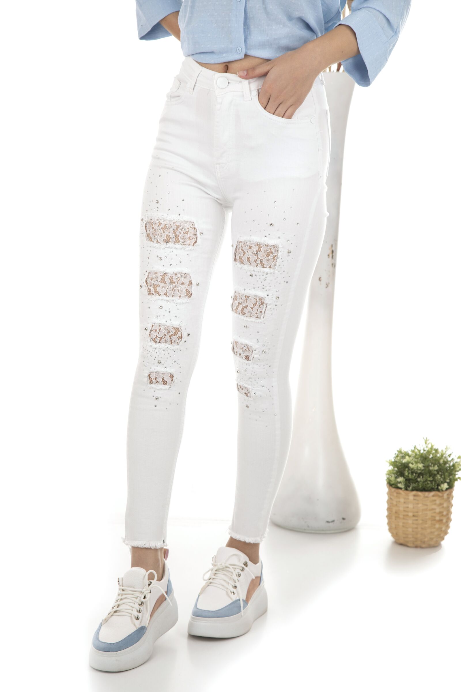 Canon EOS 5D Mark IV sample photo. White, pants, fashion photography