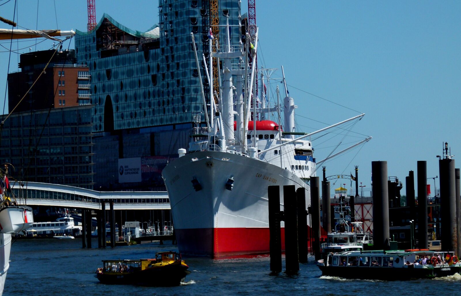 Panasonic Lumix DMC-FZ100 sample photo. Michel, hamburg, port photography