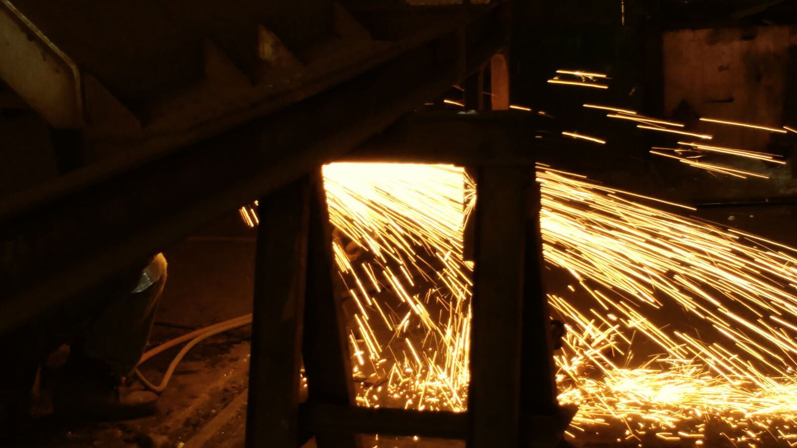 LG G5 sample photo. Welding, spark, splash photography