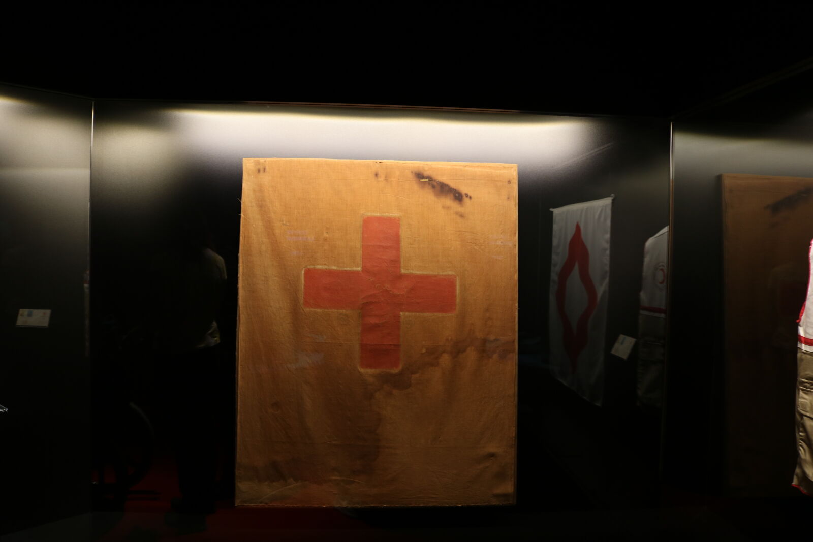 Canon EOS 750D (EOS Rebel T6i / EOS Kiss X8i) sample photo. Help, hilfe, people, red photography
