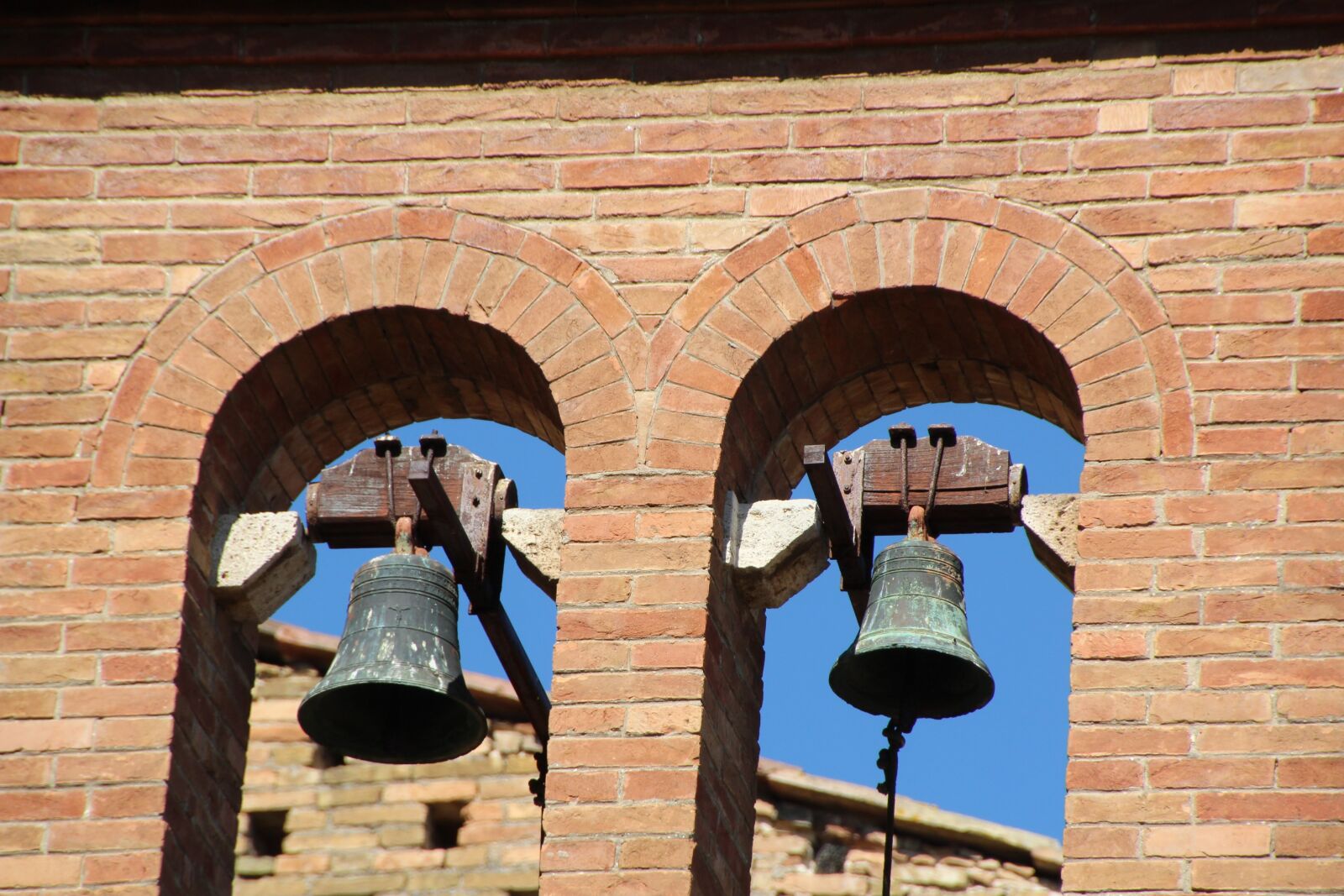 Canon EOS 1200D (EOS Rebel T5 / EOS Kiss X70 / EOS Hi) sample photo. Bells, brass, church photography