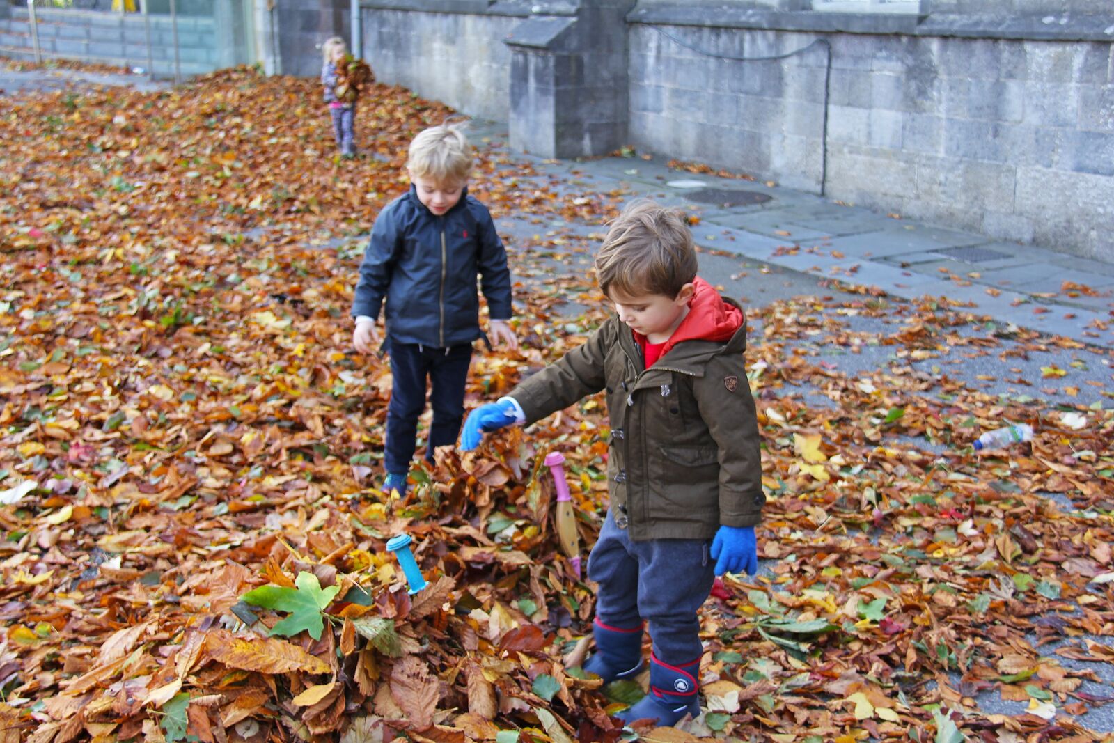 Он любит играть листьями. Осенние игры. Дети на осенней прогулке в детском саду. Игры для детей осенью. Игры на улице осенью.