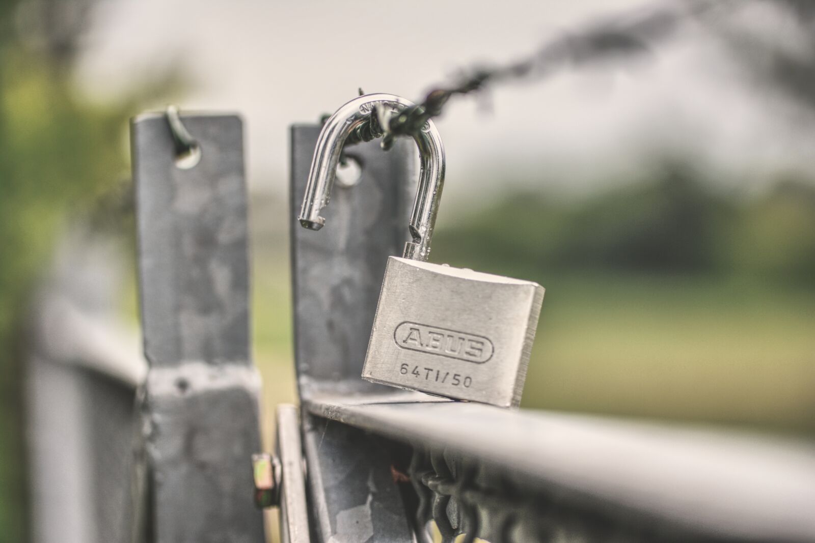 Nikon D5200 sample photo. Castle, padlock, barbed wire photography