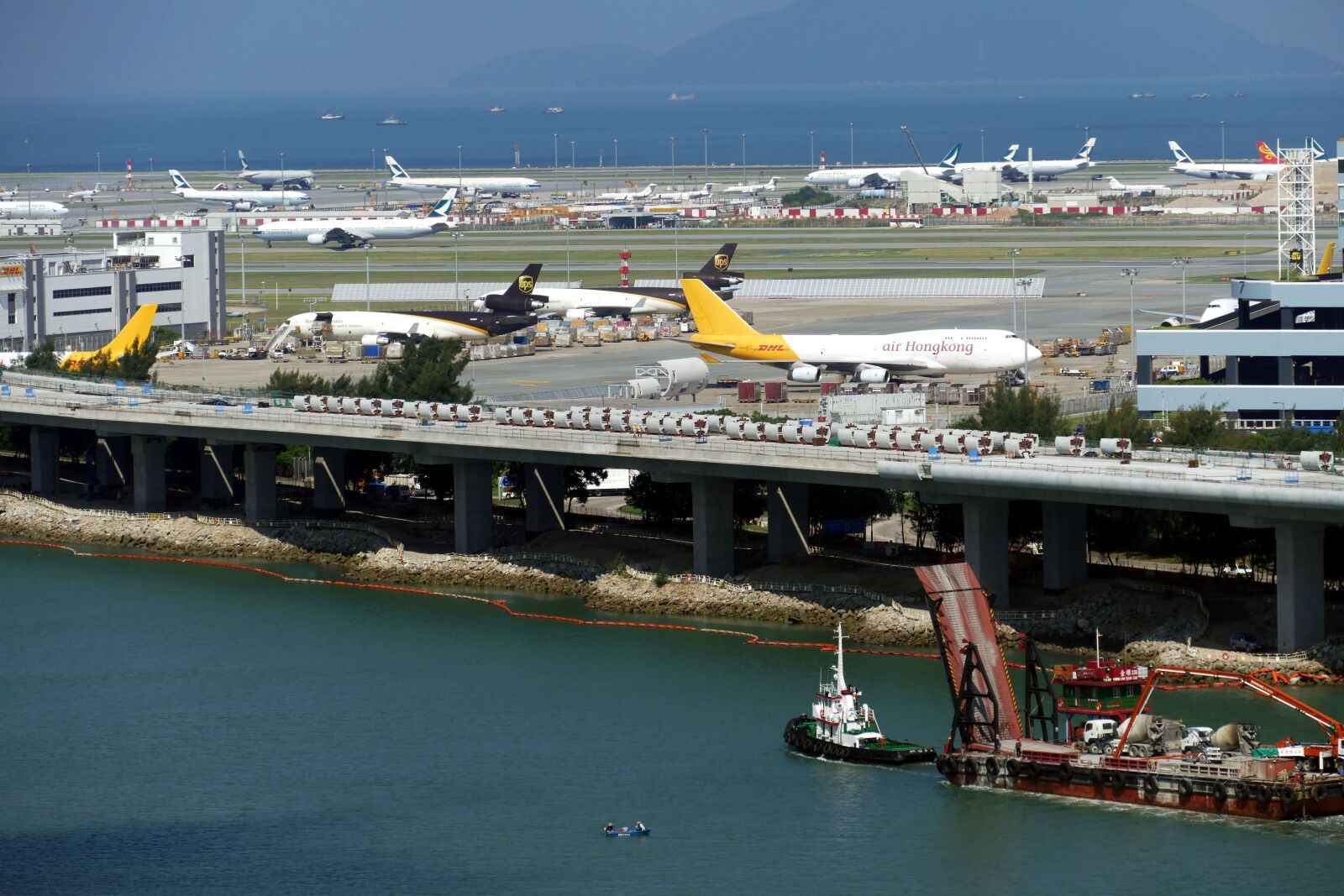 Panasonic Lumix DMC-FZ1000 sample photo. Hong kong airport, airport photography