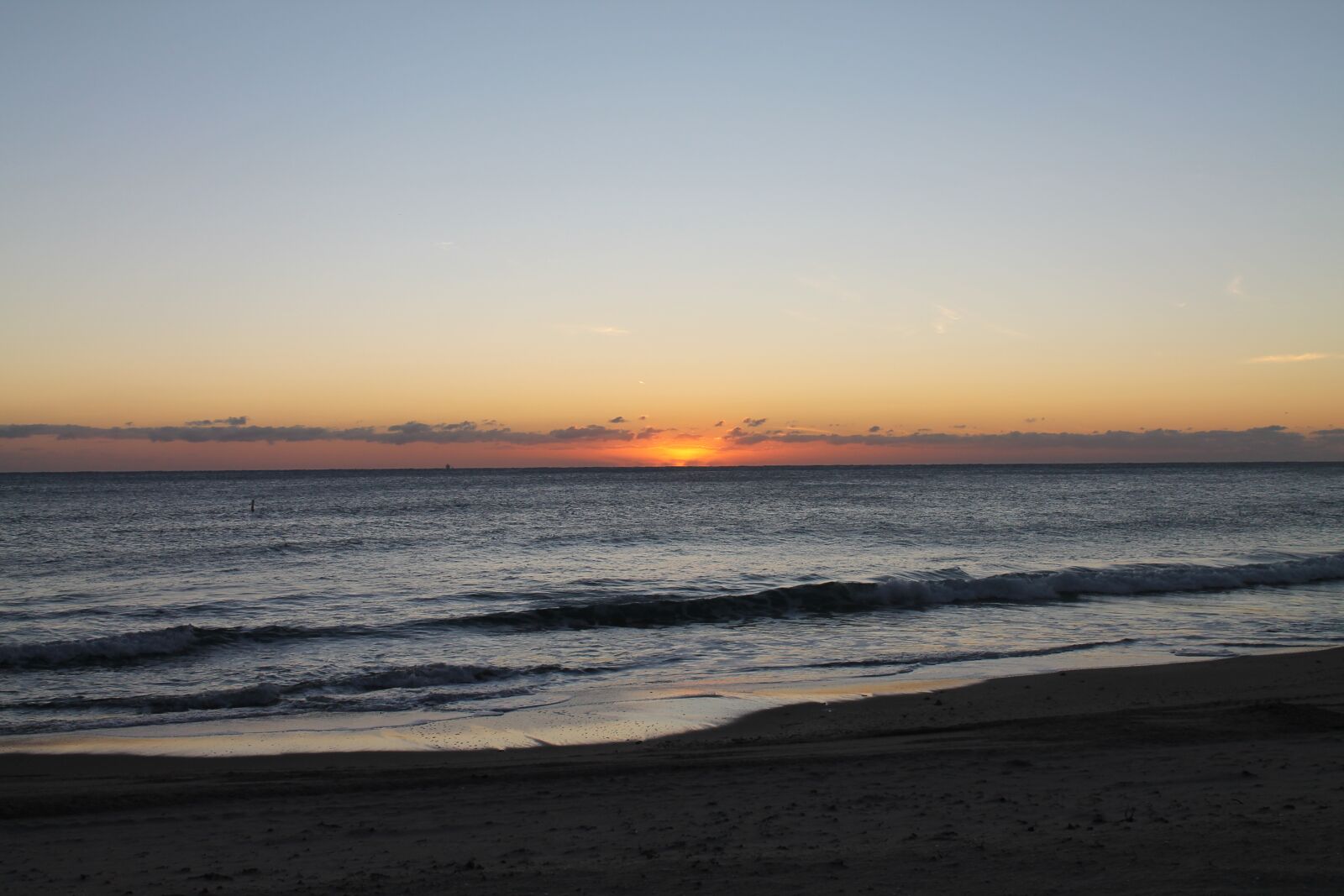 Canon EOS 1100D (EOS Rebel T3 / EOS Kiss X50) sample photo. Sunset, beach, sea photography