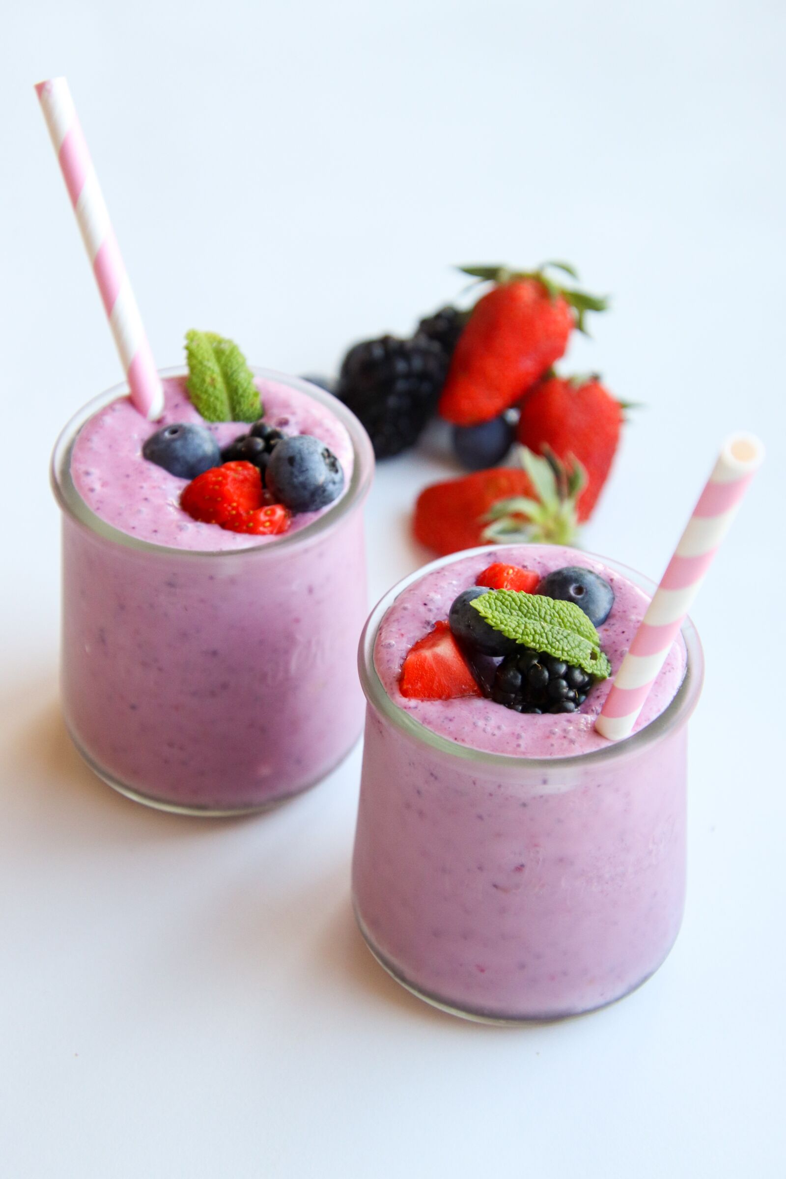 Canon EOS 800D (EOS Rebel T7i / EOS Kiss X9i) sample photo. Smoothie, breakfast, berries photography