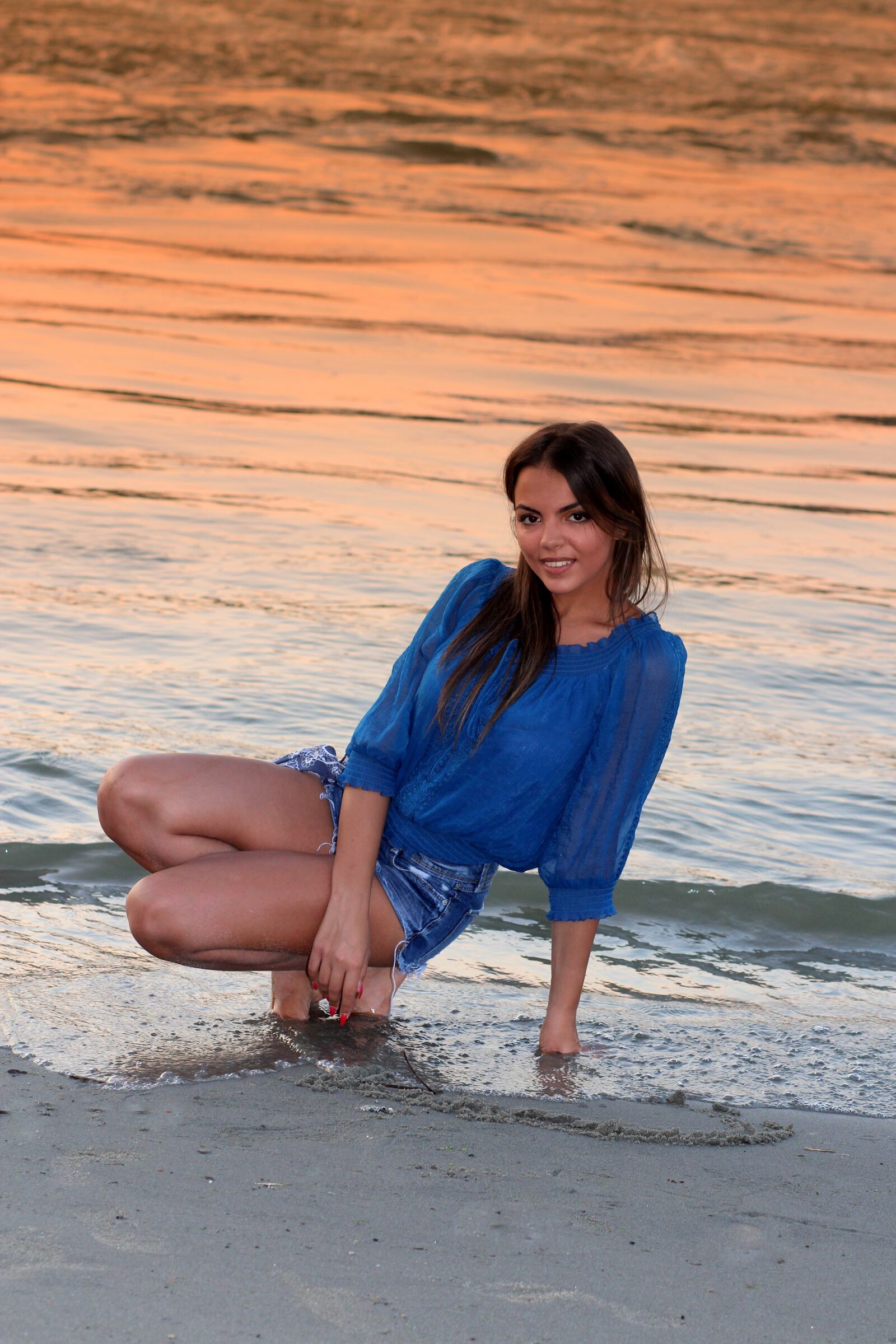 Canon EOS 700D (EOS Rebel T5i / EOS Kiss X7i) + Canon EF 85mm F1.8 USM sample photo. Girl, water, heart photography