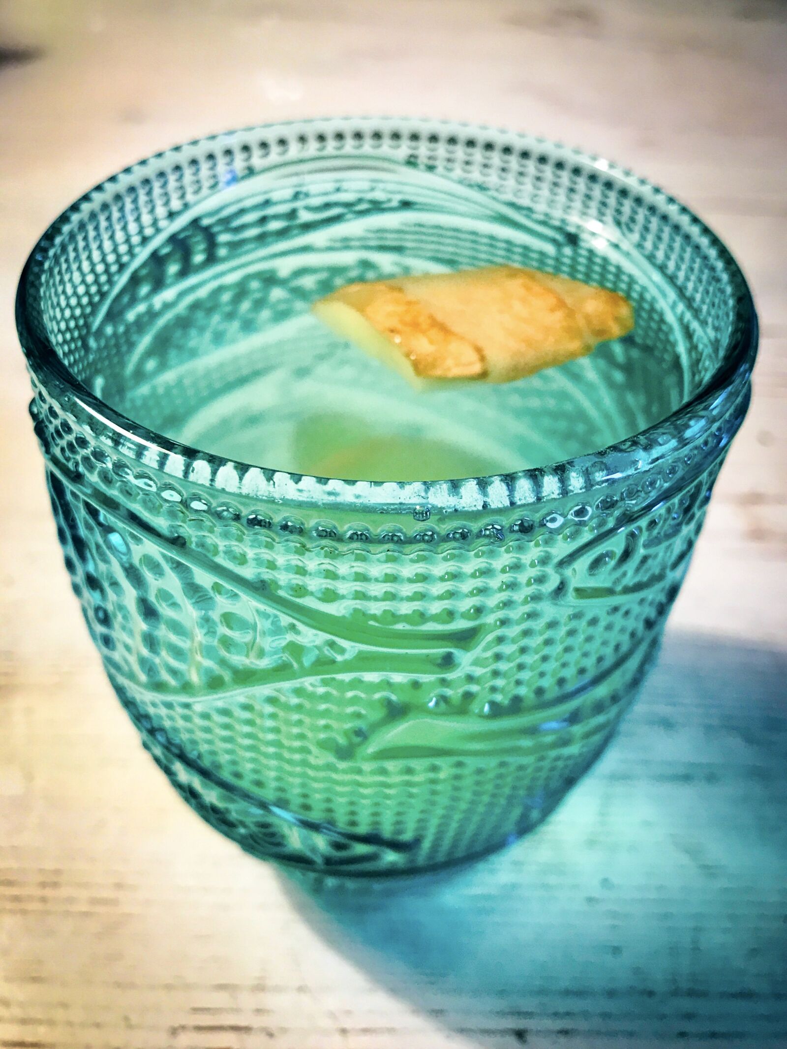 iPhone 7 back camera 3.99mm f/1.8 sample photo. Drinking glass, blue, water photography