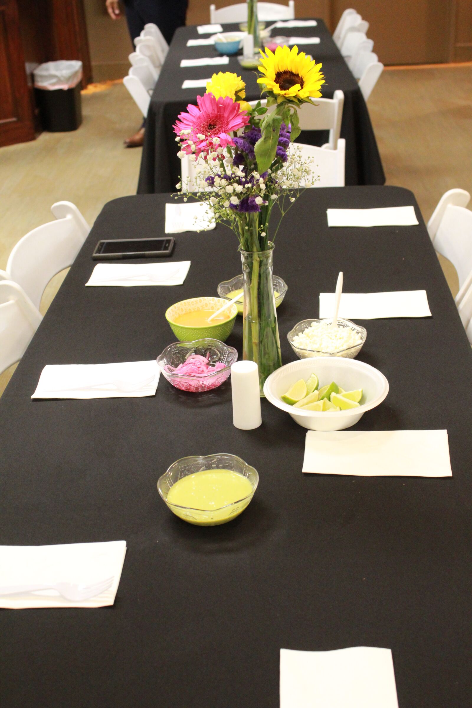 Canon EOS 1300D (EOS Rebel T6 / EOS Kiss X80) sample photo. Table, flowers, decoration photography