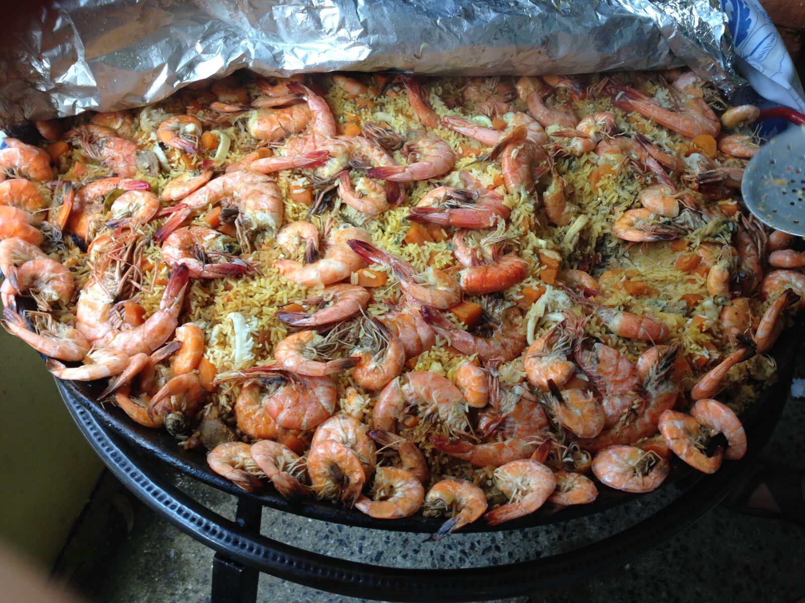 iPhone 5 back camera 4.12mm f/2.4 sample photo. Shrimp, party, paella photography