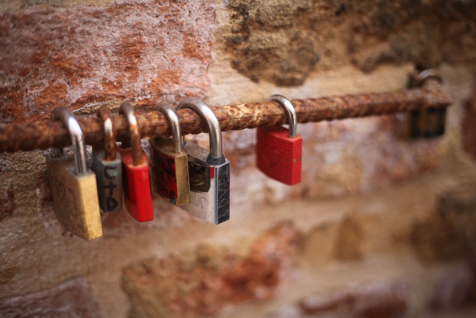 Canon EF 50mm F1.8 II sample photo. Padlock, color, street photography