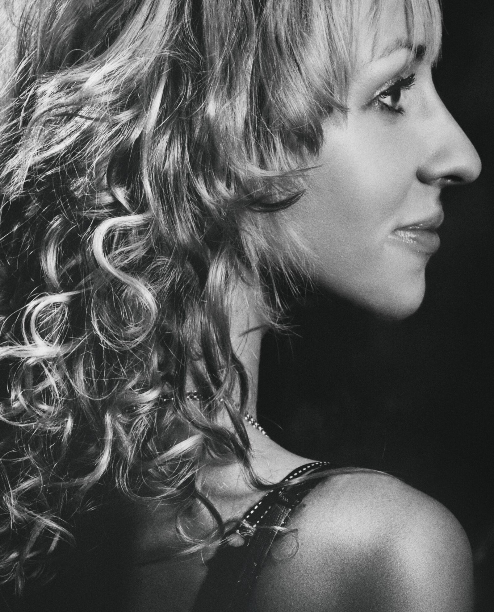 Nikon D80 sample photo. Girl, studio, monochrome photography