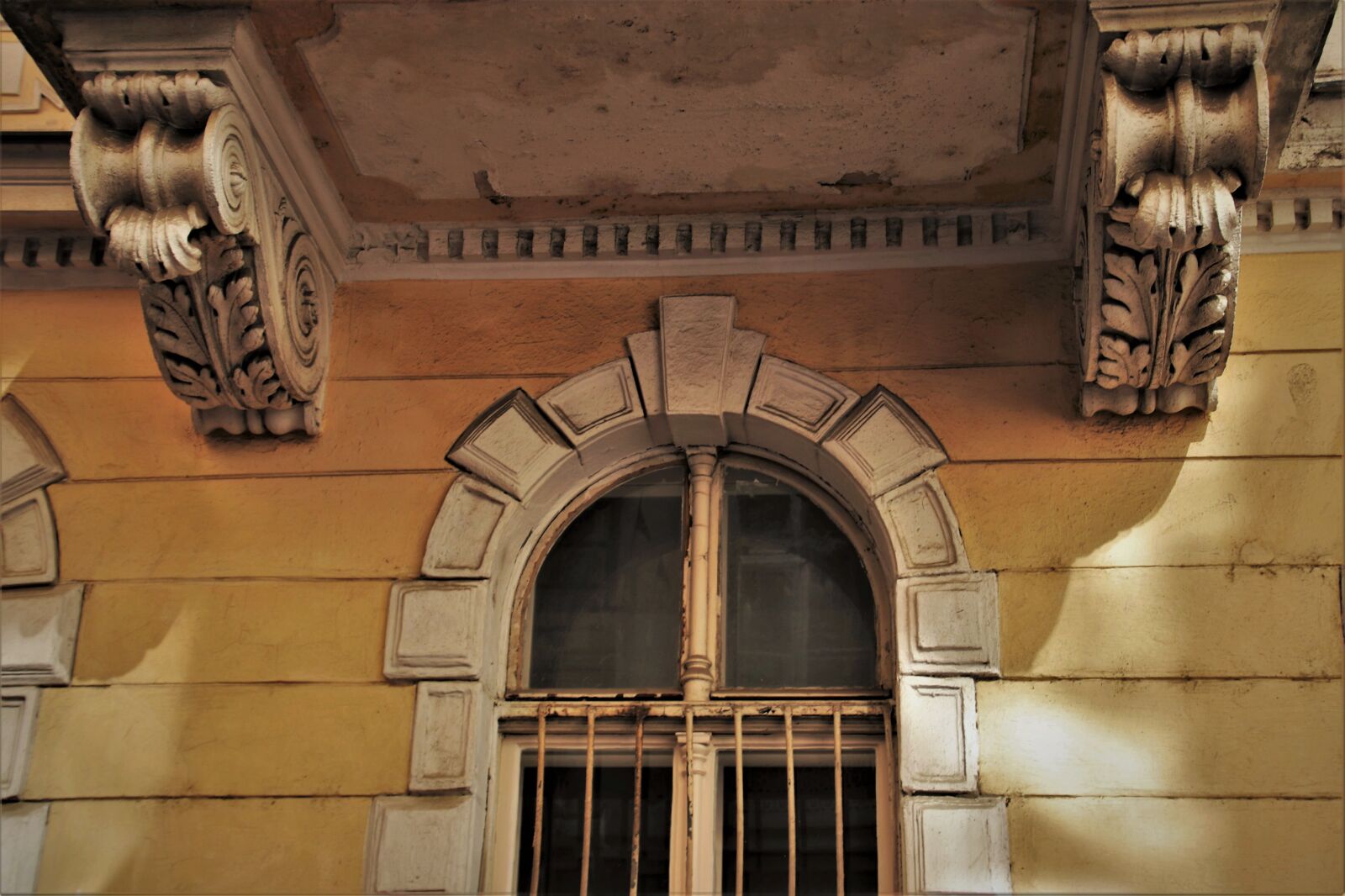 Canon EOS 80D sample photo. Old windows, decorating, monument photography