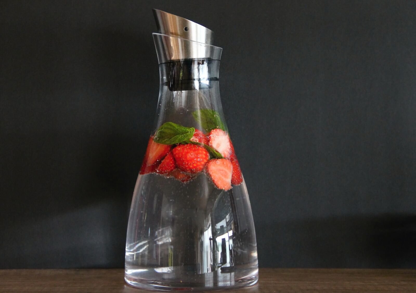 Canon EOS 1100D (EOS Rebel T3 / EOS Kiss X50) sample photo. Carafe, water, strawberries photography