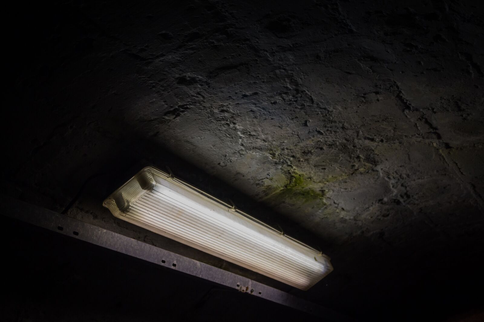 Canon EOS 100D (EOS Rebel SL1 / EOS Kiss X7) sample photo. Light, tunnel, fluorescent lamp photography