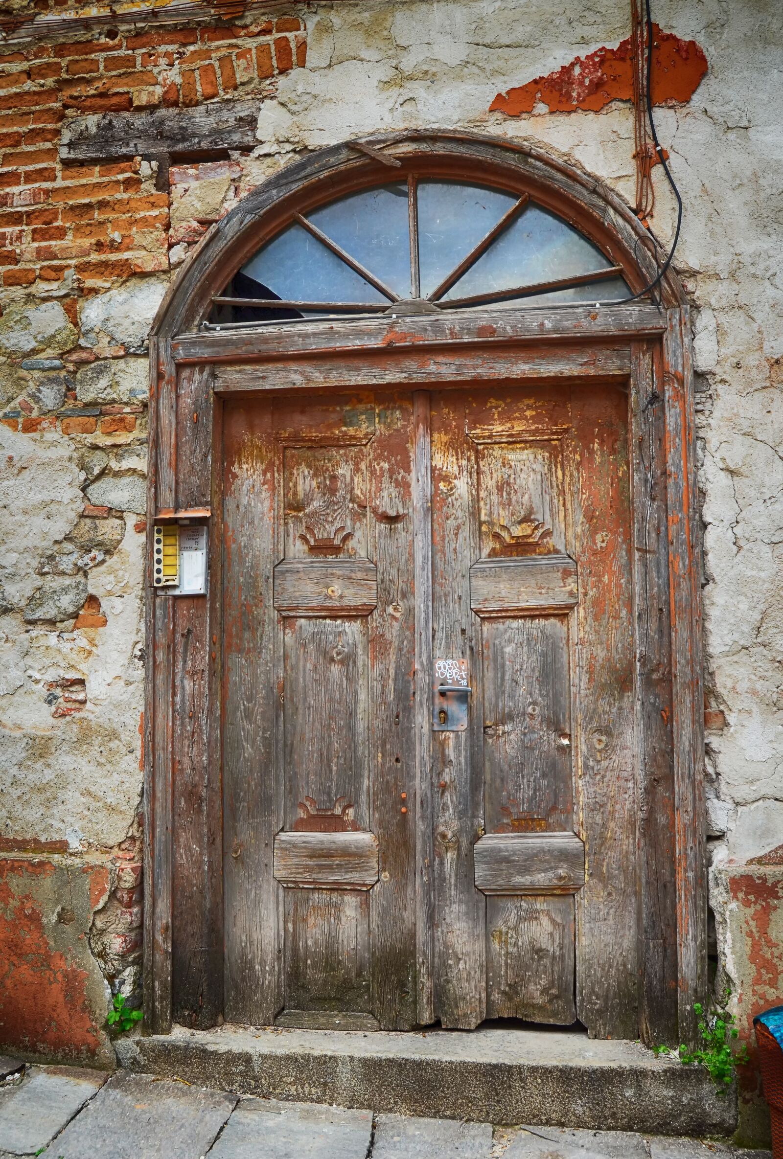 Nikon D5100 sample photo. Old door, entrance, weathered photography