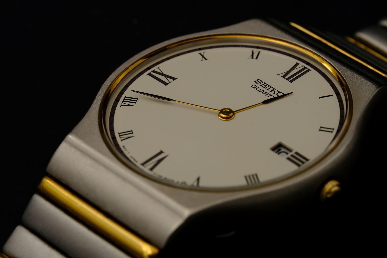 Fujifilm X-T2 + Fujifilm XF 80mm F2.8 R LM OIS WR Macro sample photo. Clock, wrist watch, time photography