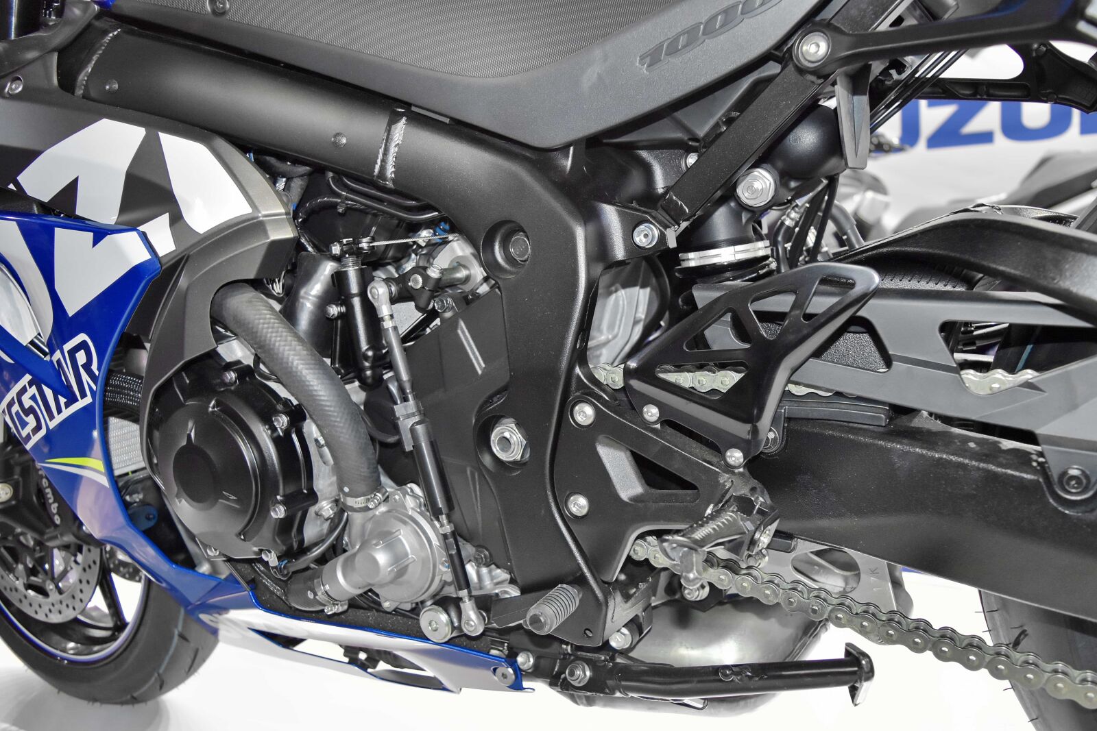 Nikon D5500 sample photo. Chain, engine, garage, motor photography