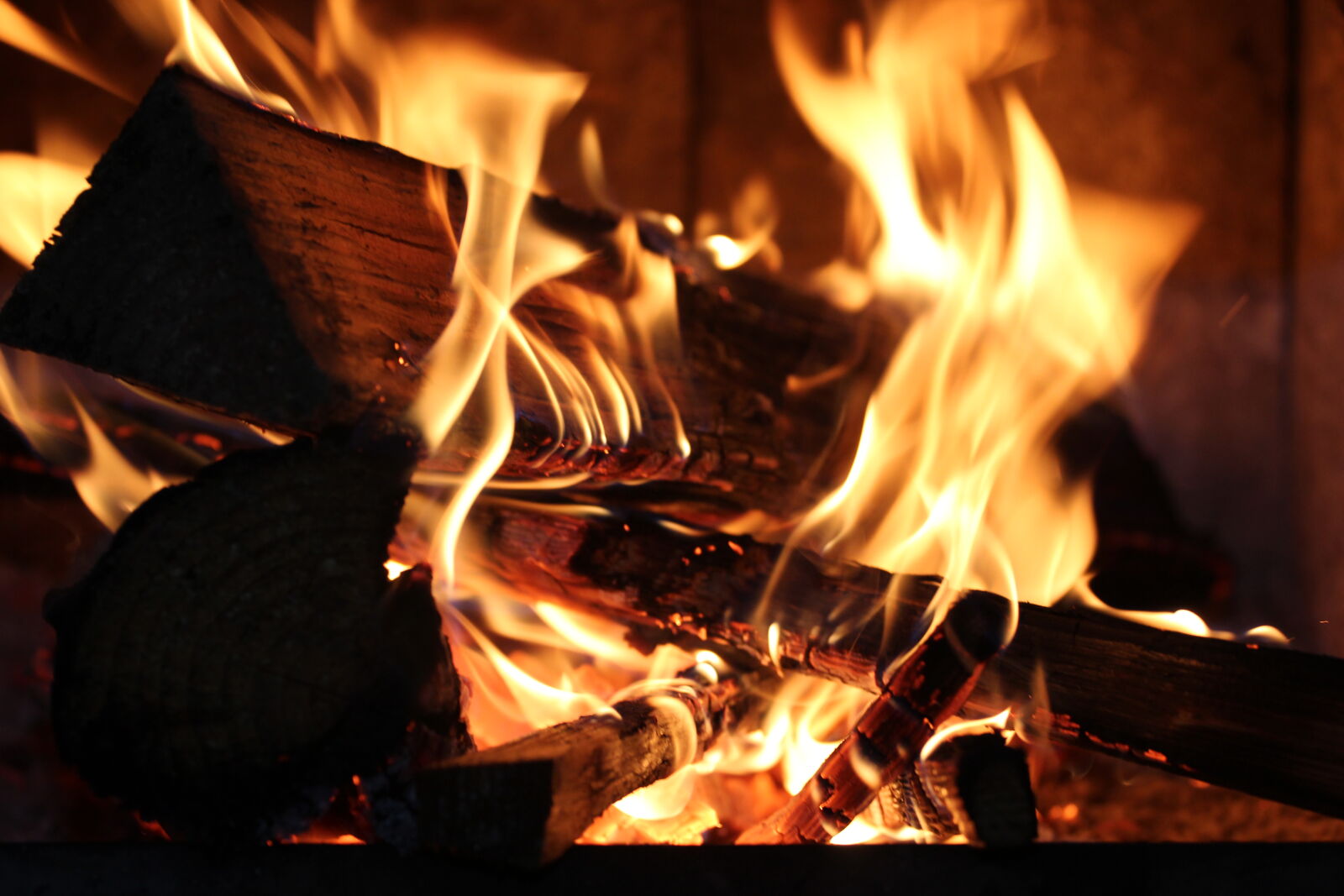 Canon EOS 1200D (EOS Rebel T5 / EOS Kiss X70 / EOS Hi) sample photo. Fire, fireplace, burning, on photography