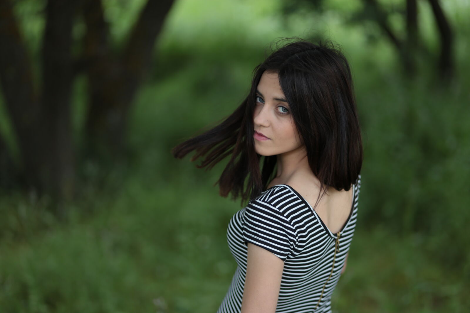 Canon EF 85mm F1.8 USM sample photo. Eyes, green, portrait, street photography