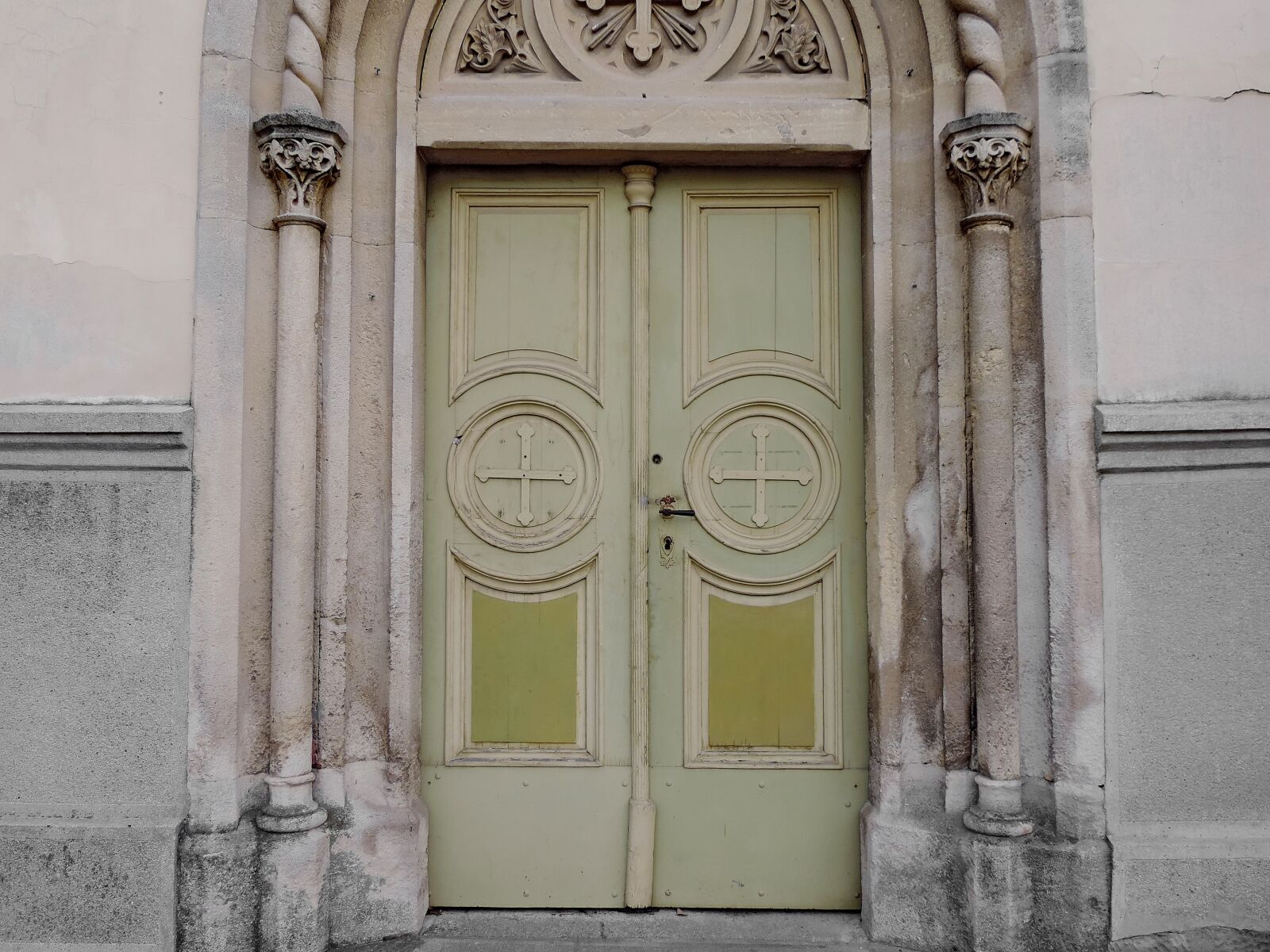 Nikon Coolpix P520 sample photo. Front door, ornament, old photography