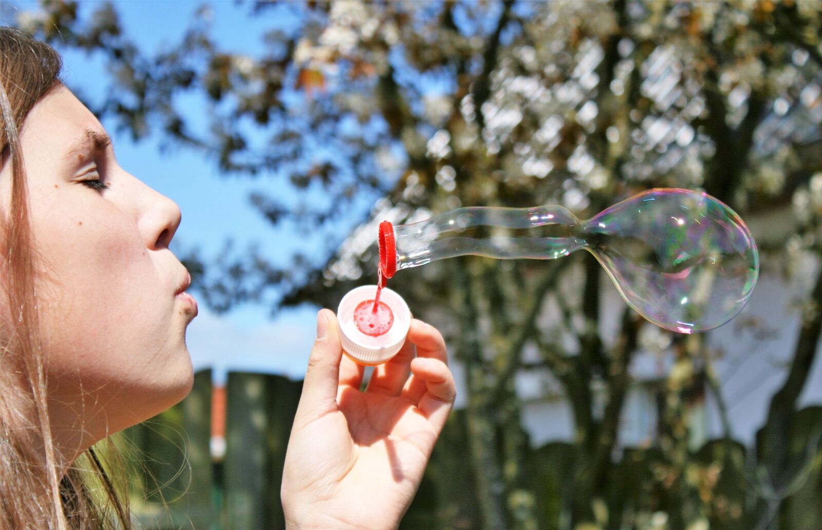 Canon EOS 400D (EOS Digital Rebel XTi / EOS Kiss Digital X) sample photo. Girl, soap bubbles, play photography