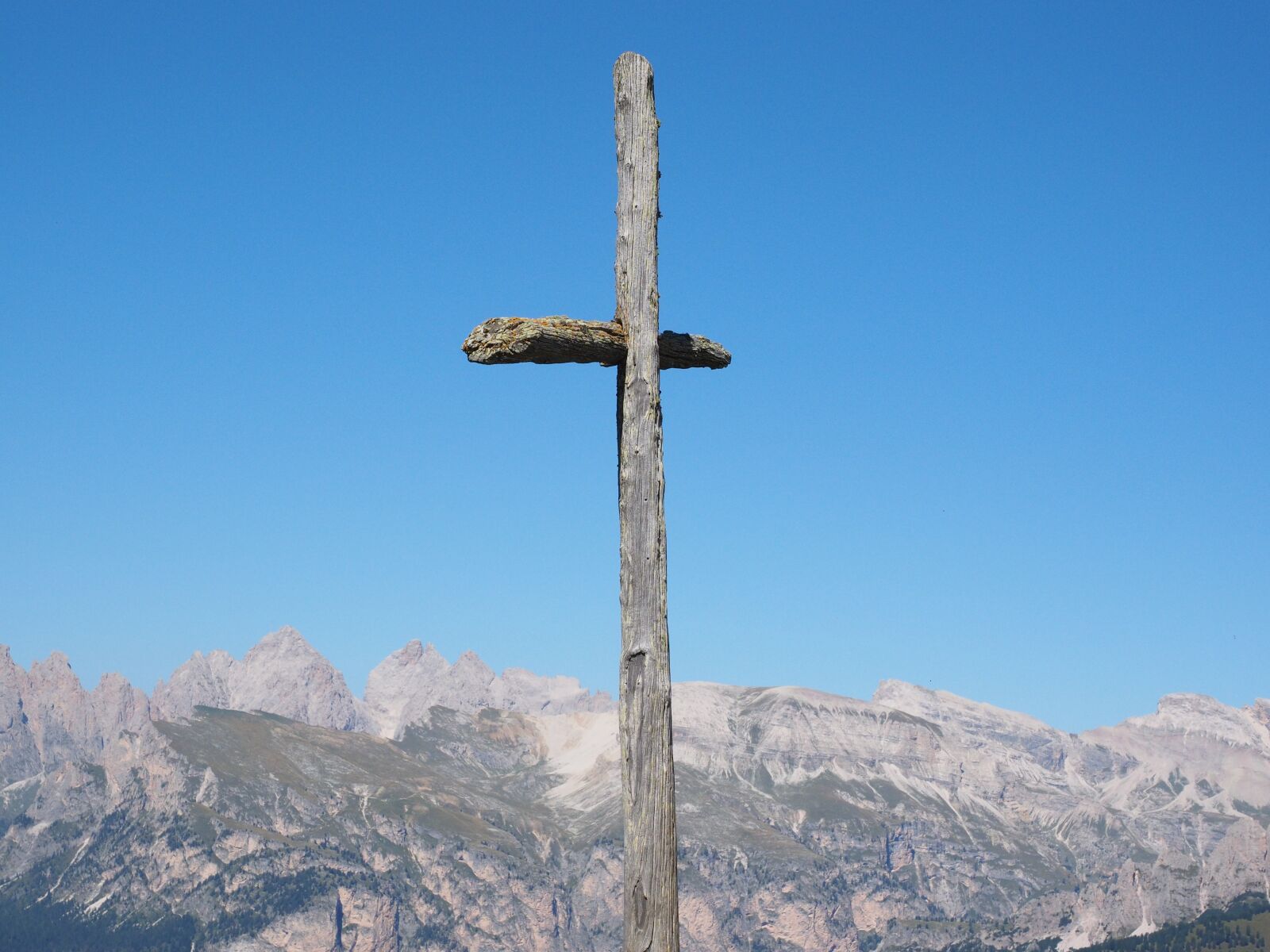Olympus OM-D E-M1 + Olympus M.Zuiko Digital ED 12-40mm F2.8 Pro sample photo. Wooden cross, cross, sella photography