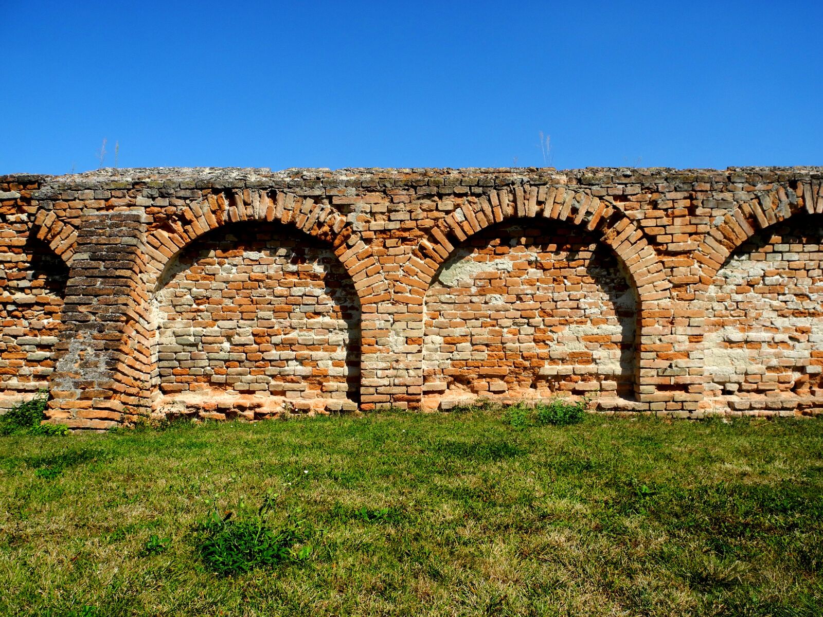 Nikon Coolpix P7000 sample photo. Wall, old, bricks photography