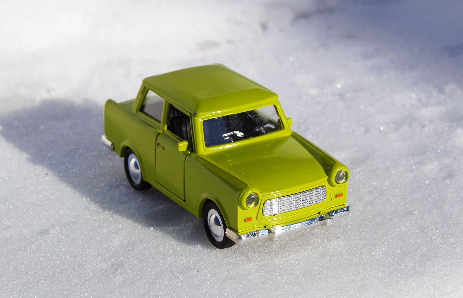 Sony DT 18-70mm F3.5-5.6 sample photo. Model car, satellite, auto photography