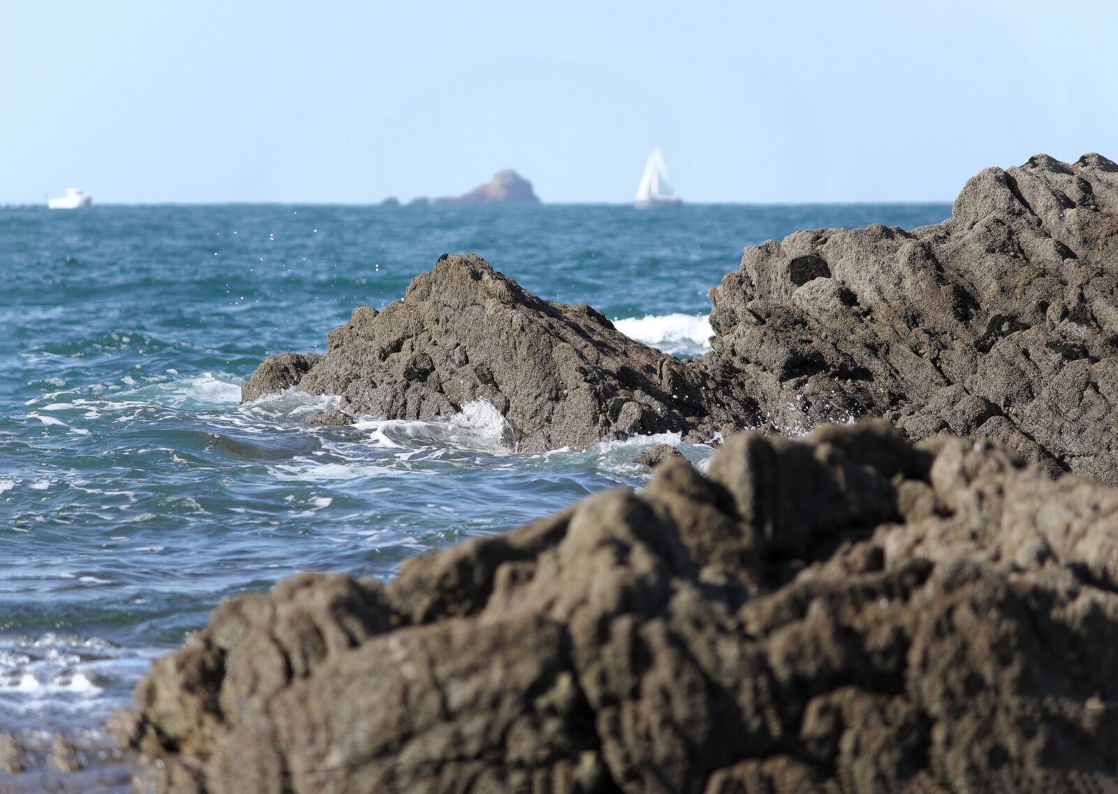 Canon EOS 50D sample photo. Sea, rock, horizon photography