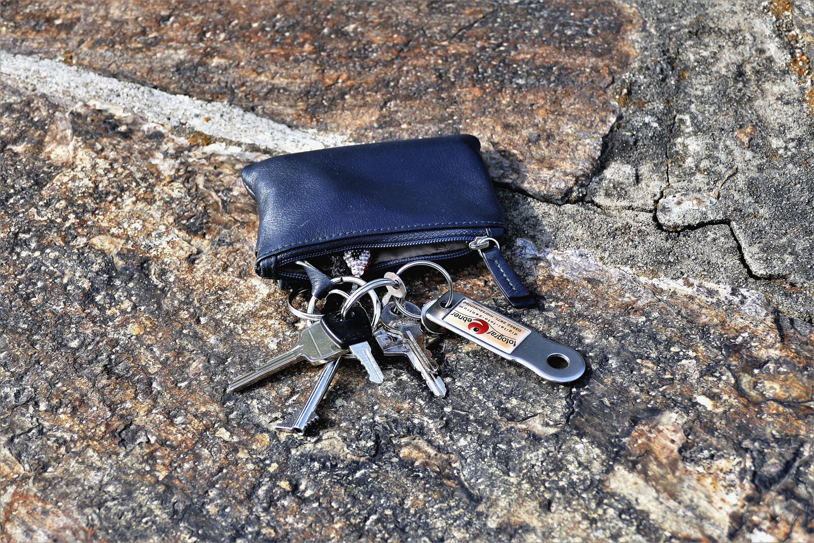 Panasonic Lumix DMC-FZ1000 sample photo. Key, keychain, key pocket photography