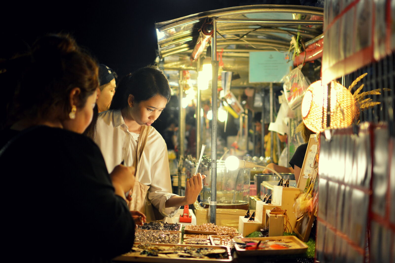 Nikon D5200 + Nikon AF-S DX Nikkor 35mm F1.8G sample photo. Bangkok, night, market, thailand photography