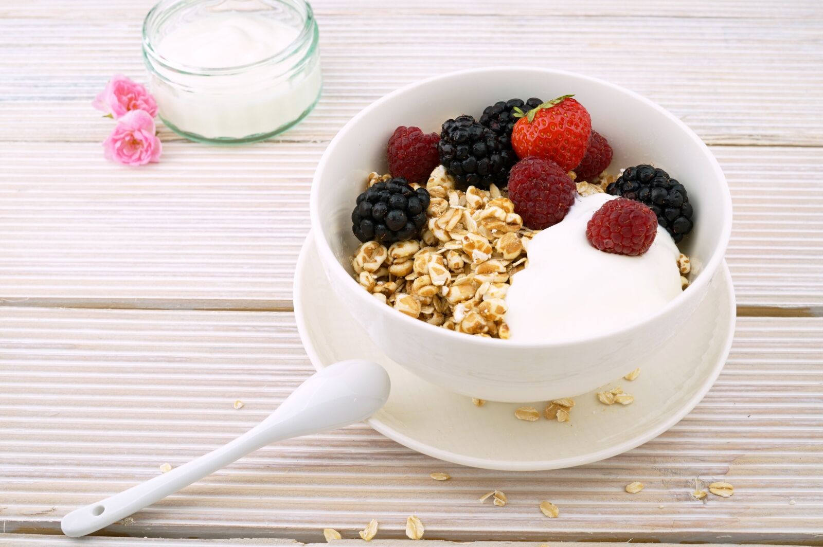 Sony Alpha QX1 sample photo. Berries, muesli, blackberries photography