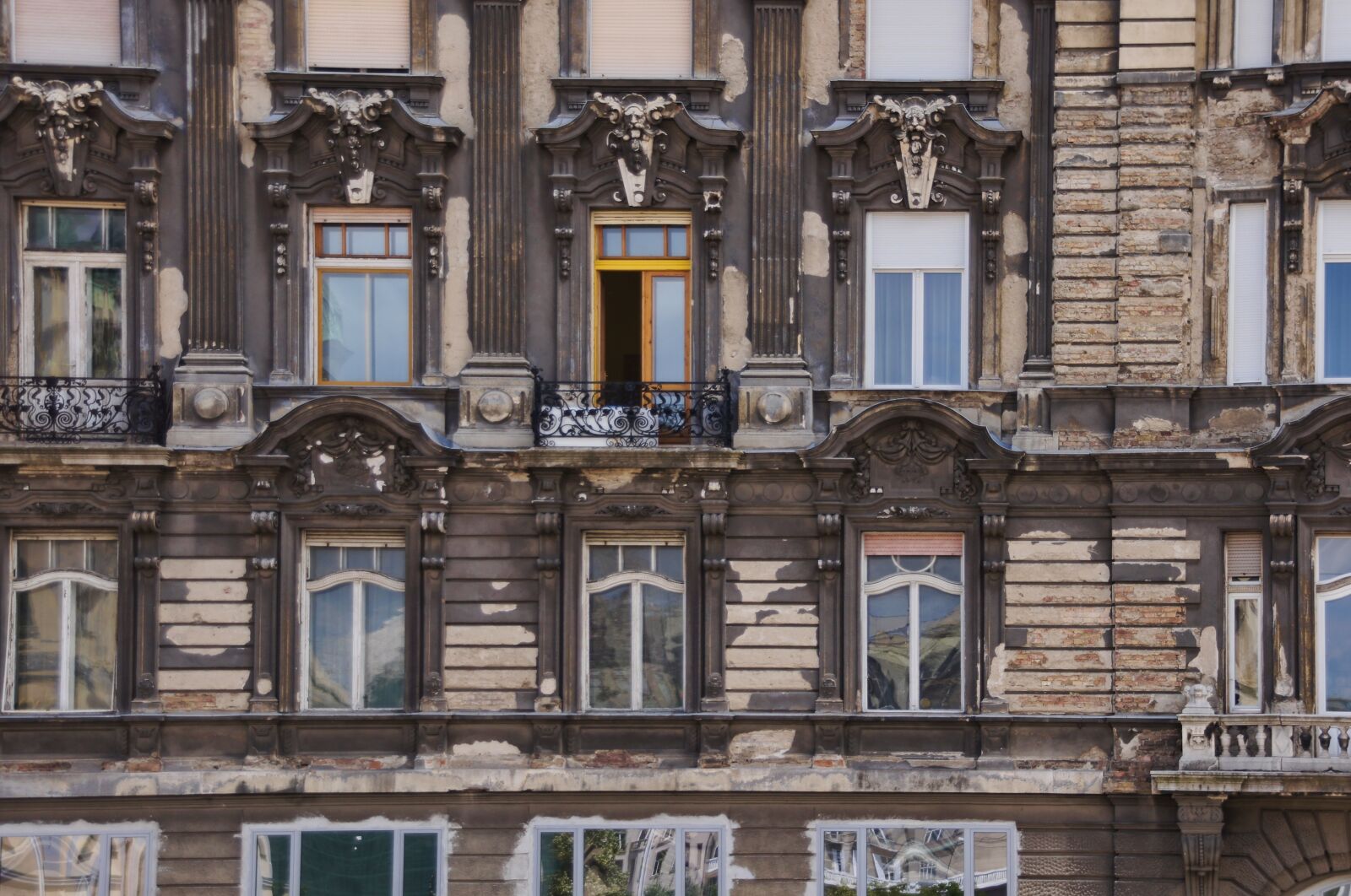 Sony Alpha DSLR-A580 sample photo. Bowever, window, building photography