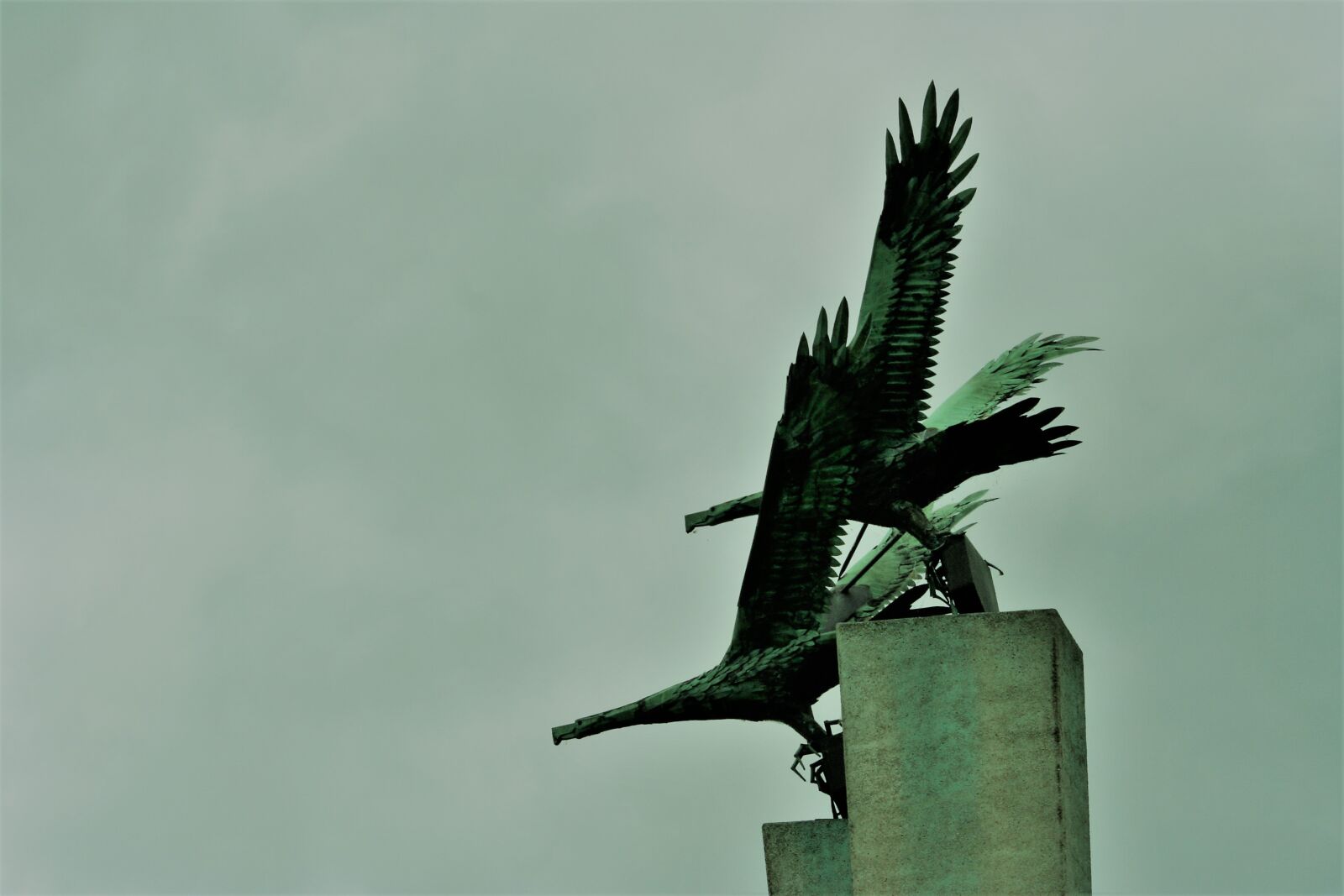 Canon EOS 350D (EOS Digital Rebel XT / EOS Kiss Digital N) sample photo. Aviator monument, a fighter photography