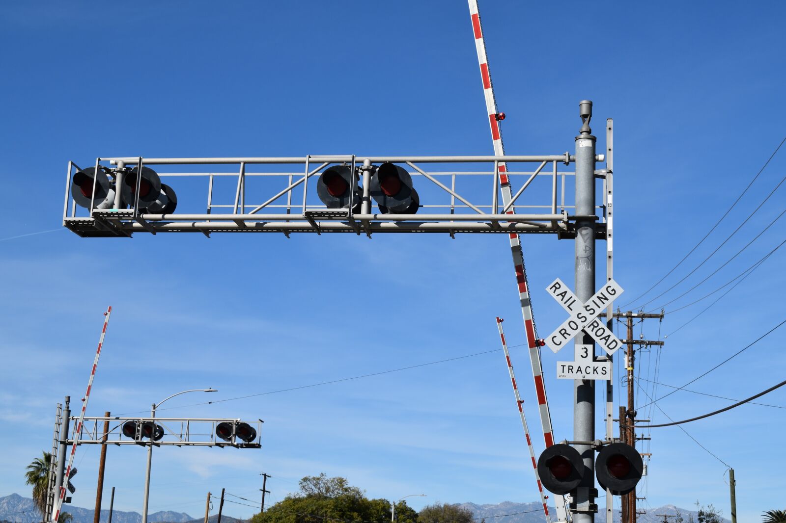 Nikon D3500 sample photo. Railroad, sign, signal photography
