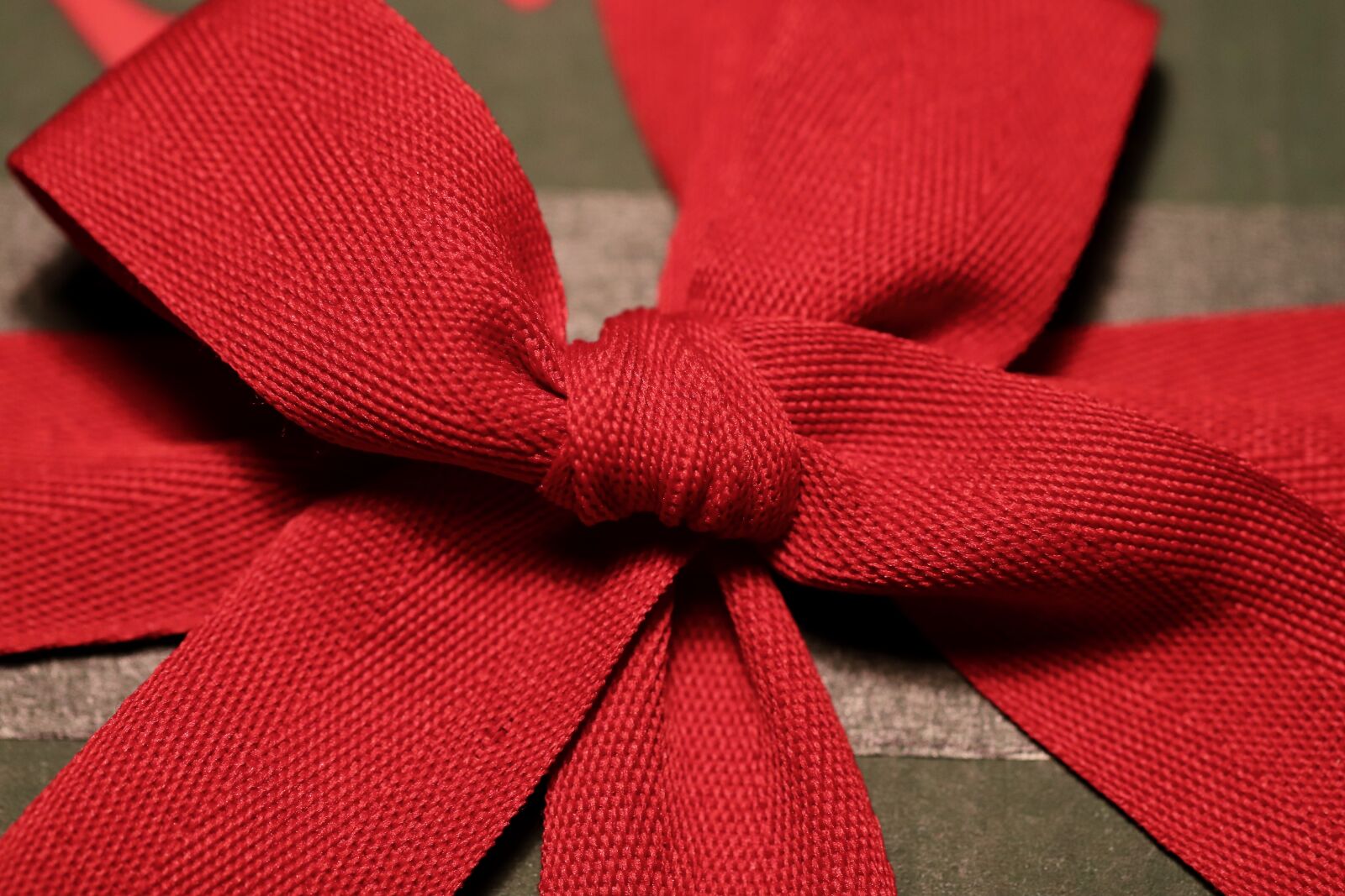 Canon EOS 800D (EOS Rebel T7i / EOS Kiss X9i) sample photo. Loop, gift, gift tape photography