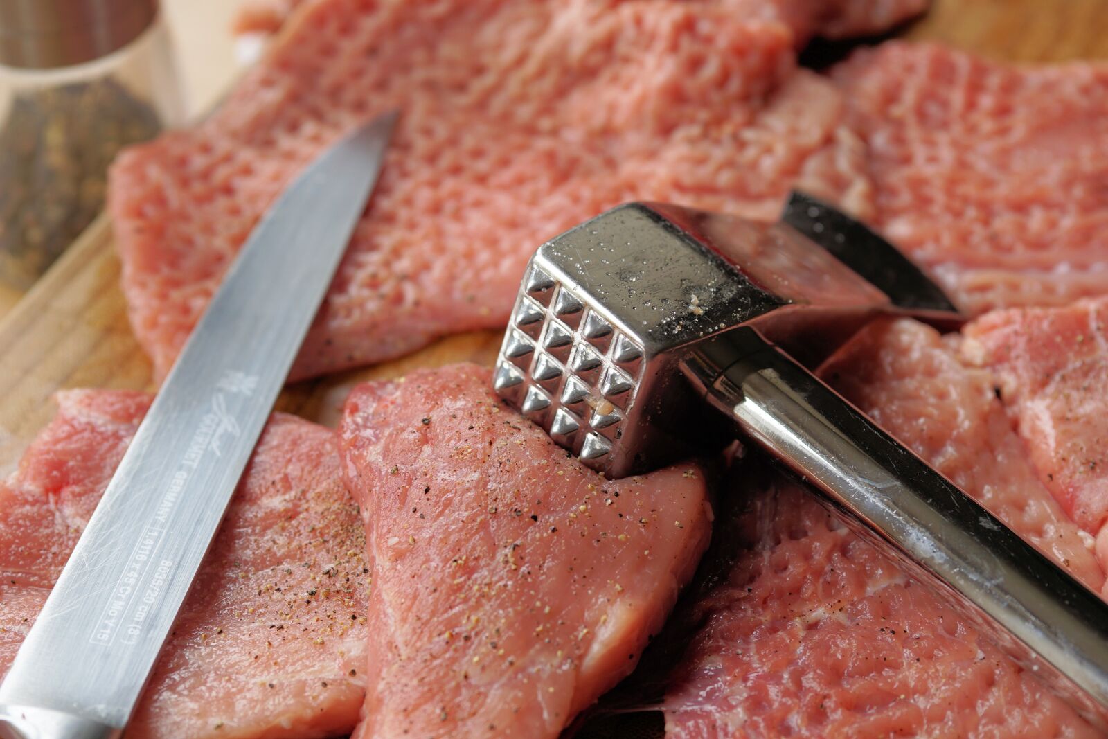 Sony a6000 + E 60mm F2.8 sample photo. Knife, meat hammer, meat photography