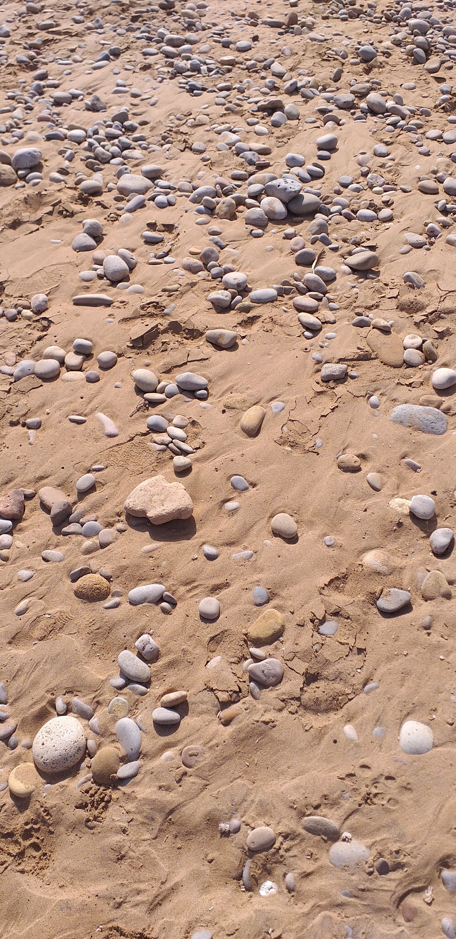 Samsung Galaxy J4+ sample photo. Pierre, color, sand photography
