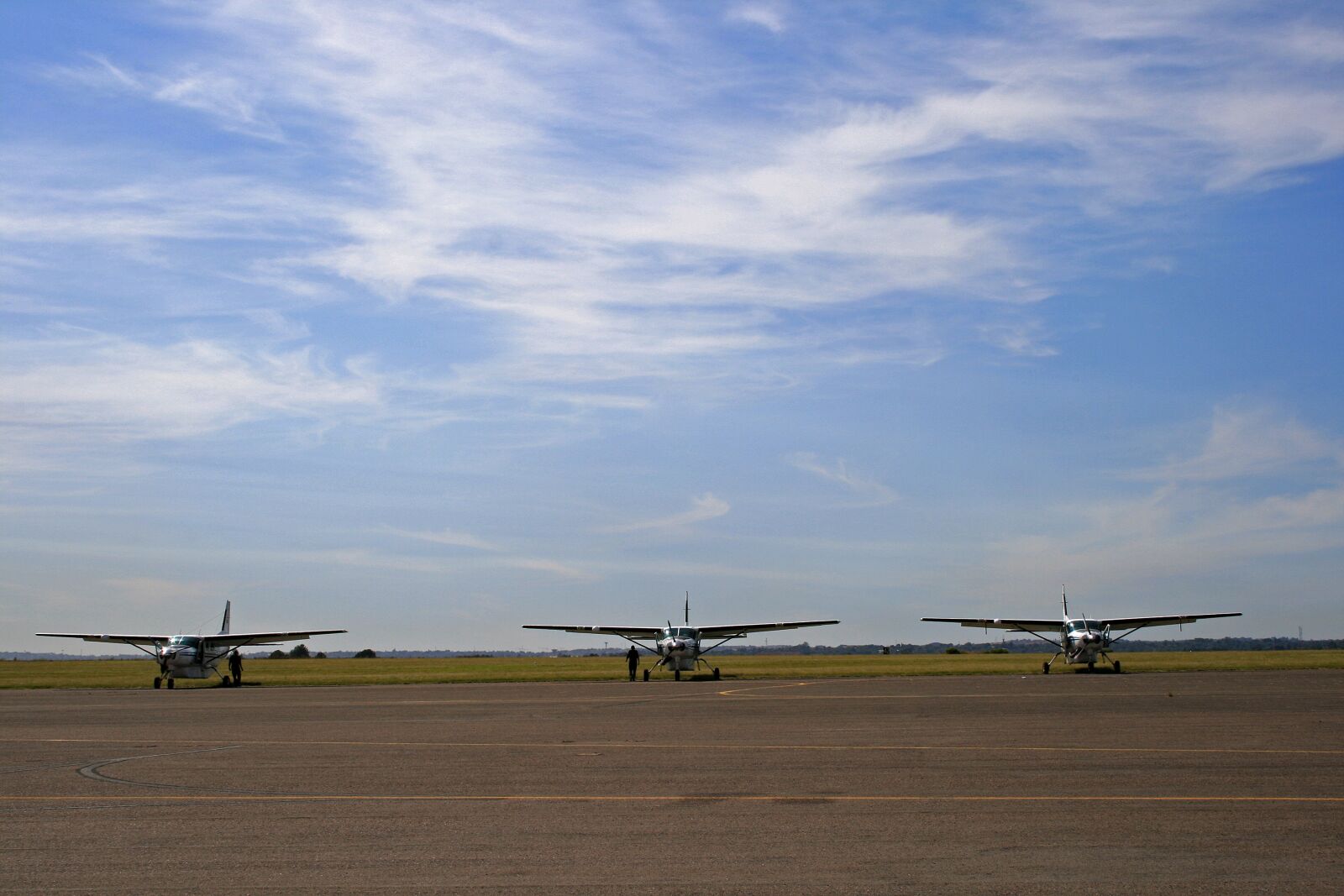 Canon EOS 400D (EOS Digital Rebel XTi / EOS Kiss Digital X) sample photo. Cessna caravans, aircraft, fixed photography