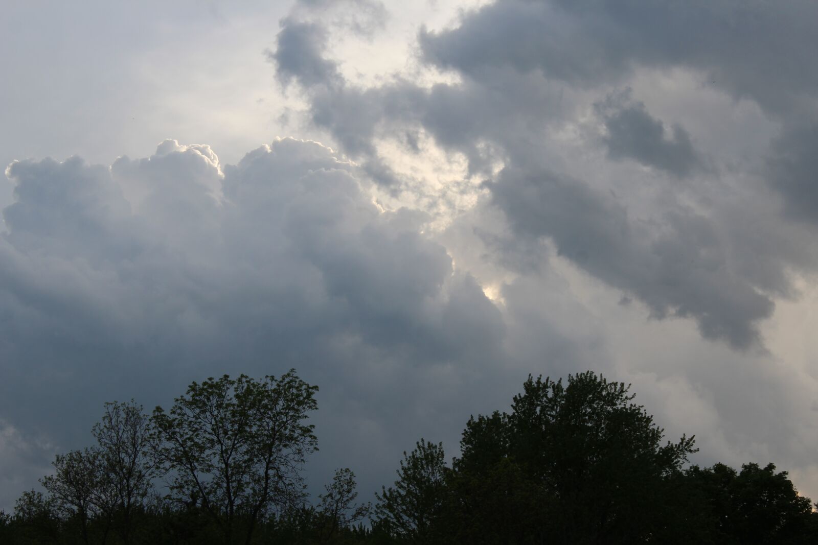 Canon EOS 1200D (EOS Rebel T5 / EOS Kiss X70 / EOS Hi) sample photo. Cloud, thick, atmospheric photography