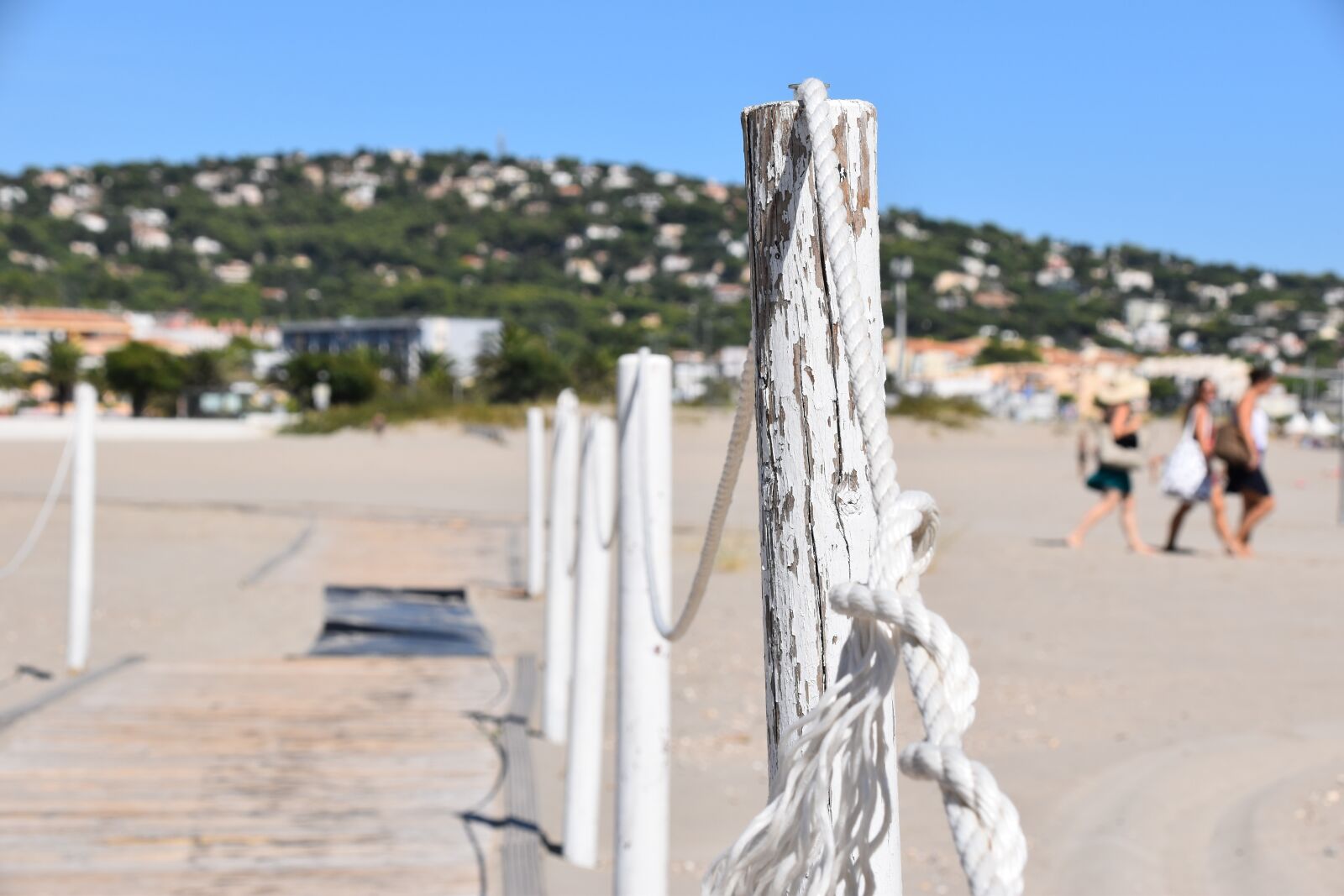 Nikon D5500 sample photo. Barrier, rope, beach photography
