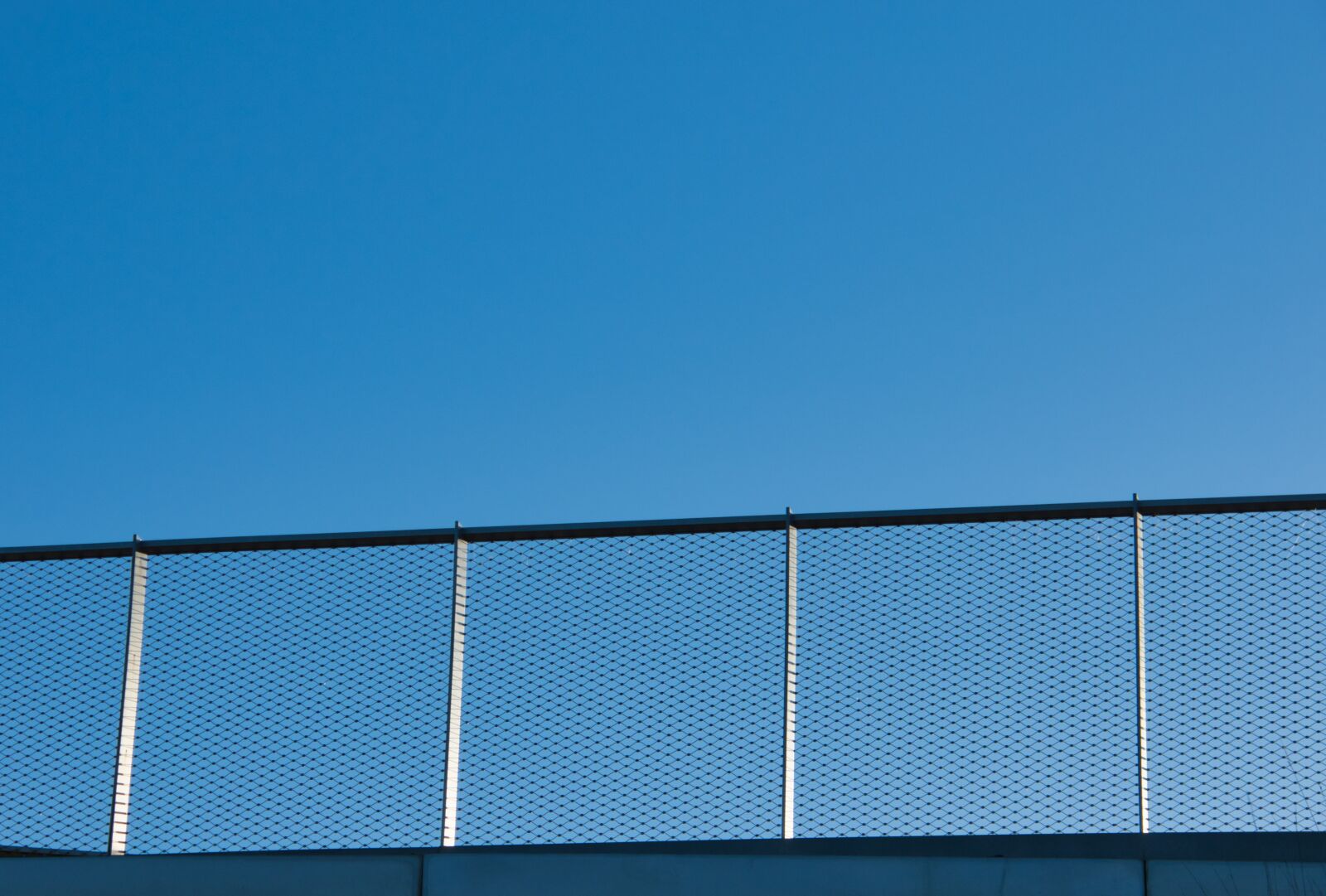Canon PowerShot G3 X sample photo. Railing, sky, blue photography