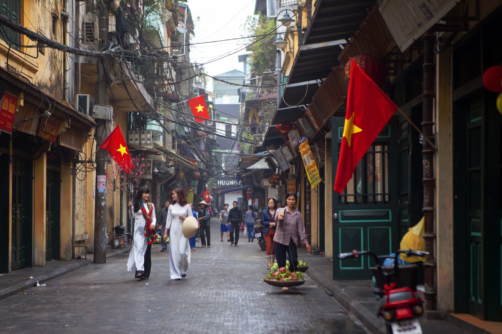 Canon EOS 5D Mark II sample photo. Ta hien street, early photography